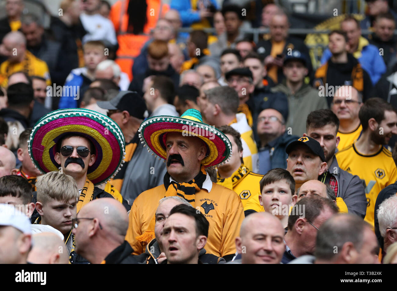 Londres, Royaume-Uni. 07Th avr, 2019. Wolverhampton Wanderers fans regarde sur. L'unis en FA Cup, demi-finale, Watford v Wolverhampton Wanderers au Stade de Wembley à Londres le dimanche 7 avril 2019. Cette image ne peut être utilisé qu'à des fins rédactionnelles. Usage éditorial uniquement, licence requise pour un usage commercial. Aucune utilisation de pari, de jeux ou d'un seul club/ligue/dvd publications pic par Andrew Andrew/Verger Verger la photographie de sport/Alamy live news Crédit : Andrew Orchard la photographie de sport/Alamy Live News Banque D'Images