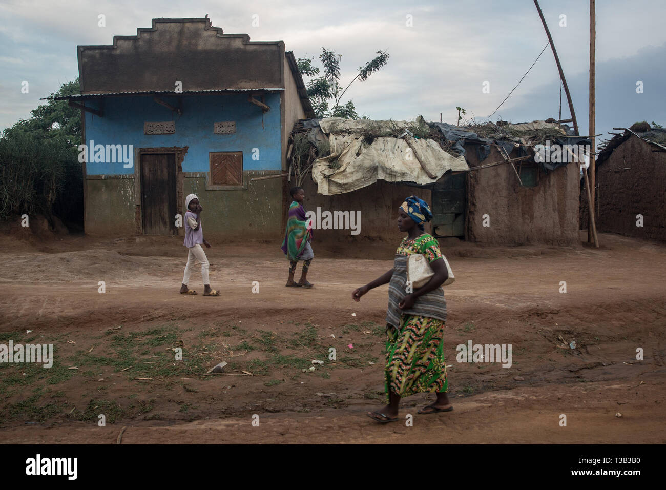 Isingiro, Nakivale, District de l'Ouganda. 16 Sep, 2018. Vu une femme marche dans la rue de l'établissement des réfugiés de Nakivale dans le sud-ouest de l'Ouganda.Nakivale a été créé en 1958 et reconnu officiellement comme l'établissement des réfugiés en 1960. L'établissement accueille plus de 100 000 réfugiés du Burundi, la République démocratique du Congo, Érythrée, Éthiopie, Rwanda, Somalie, Soudan et Soudan du Sud. Credit : Sally Hayden/SOPA Images/ZUMA/Alamy Fil Live News Banque D'Images