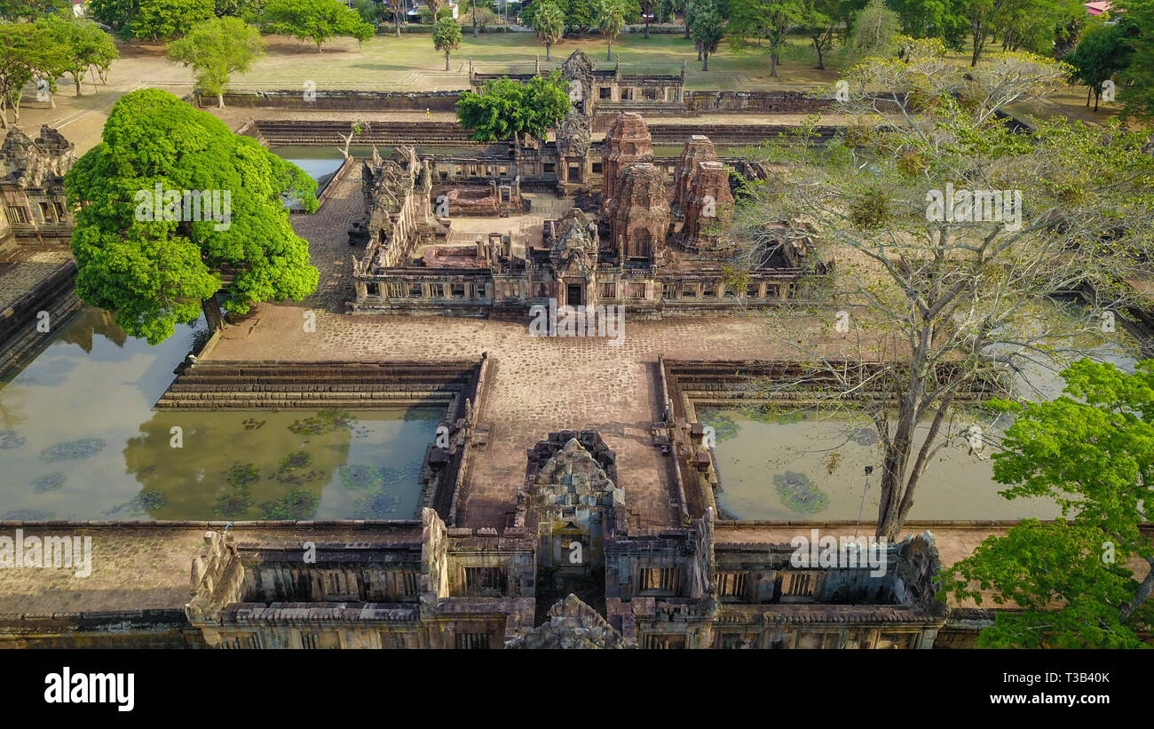 Buriram. 5ème apr 2019. Photo aérienne prise le 5 avril 2019 montre view of temple Muang Tam à Buriram Province, le nord-est de la Thaïlande. Buriram, une province du nord-est de la Thaïlande à la frontière du Cambodge, avec ses terres en vertu de la règle de l'empire Khmer il y a mille ans, abrite de nombreux anciens temples Khmer et autres constructions ainsi que la langue khmère population francophone. Credit : Zhang Keren/Xinhua/Alamy Live News Banque D'Images