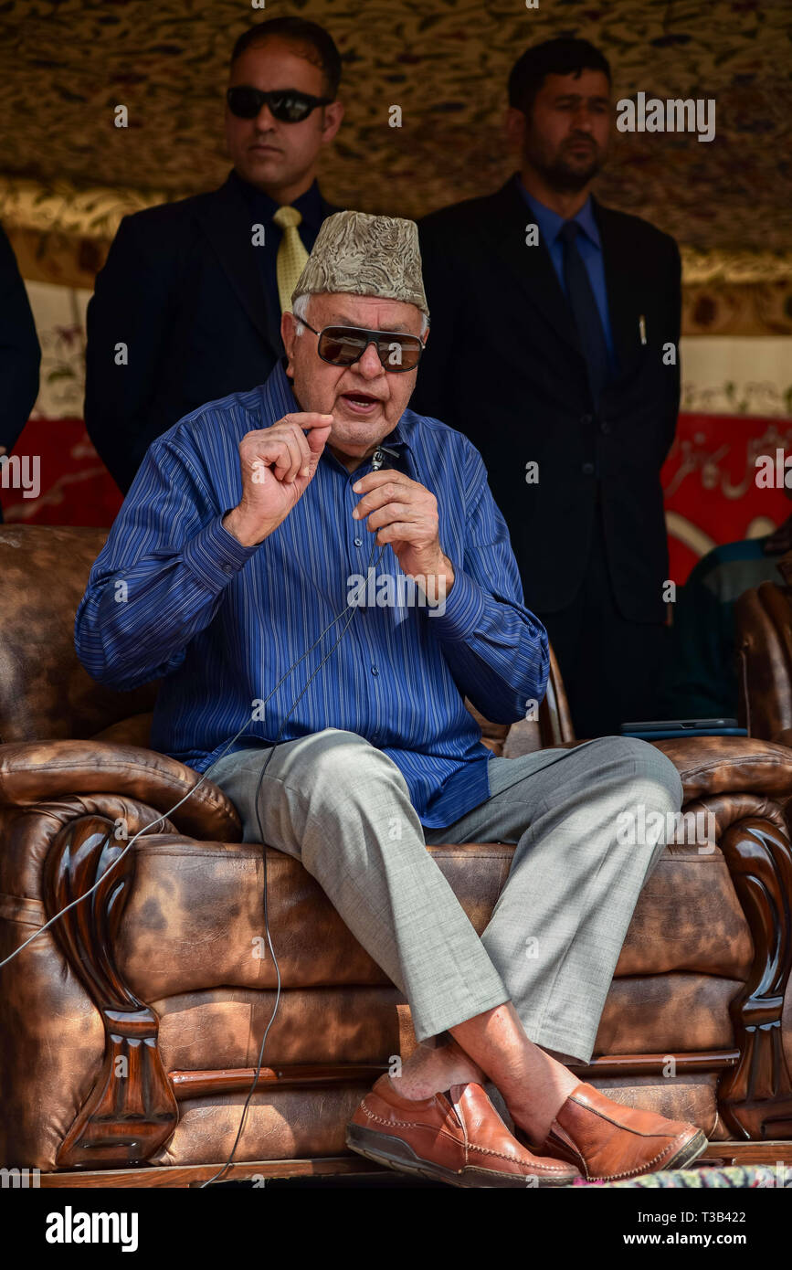 Srinagar, au Cachemire. 8Th apr 2019. Président du parti politique de l'Inde conférence nationale Farooq Abdullah vu s'adressant à ses supporters lors d'une réunion électorale à venir des élections à venir à Srinagar. Credit : Idrees Abbas/SOPA Images/ZUMA/Alamy Fil Live News Banque D'Images