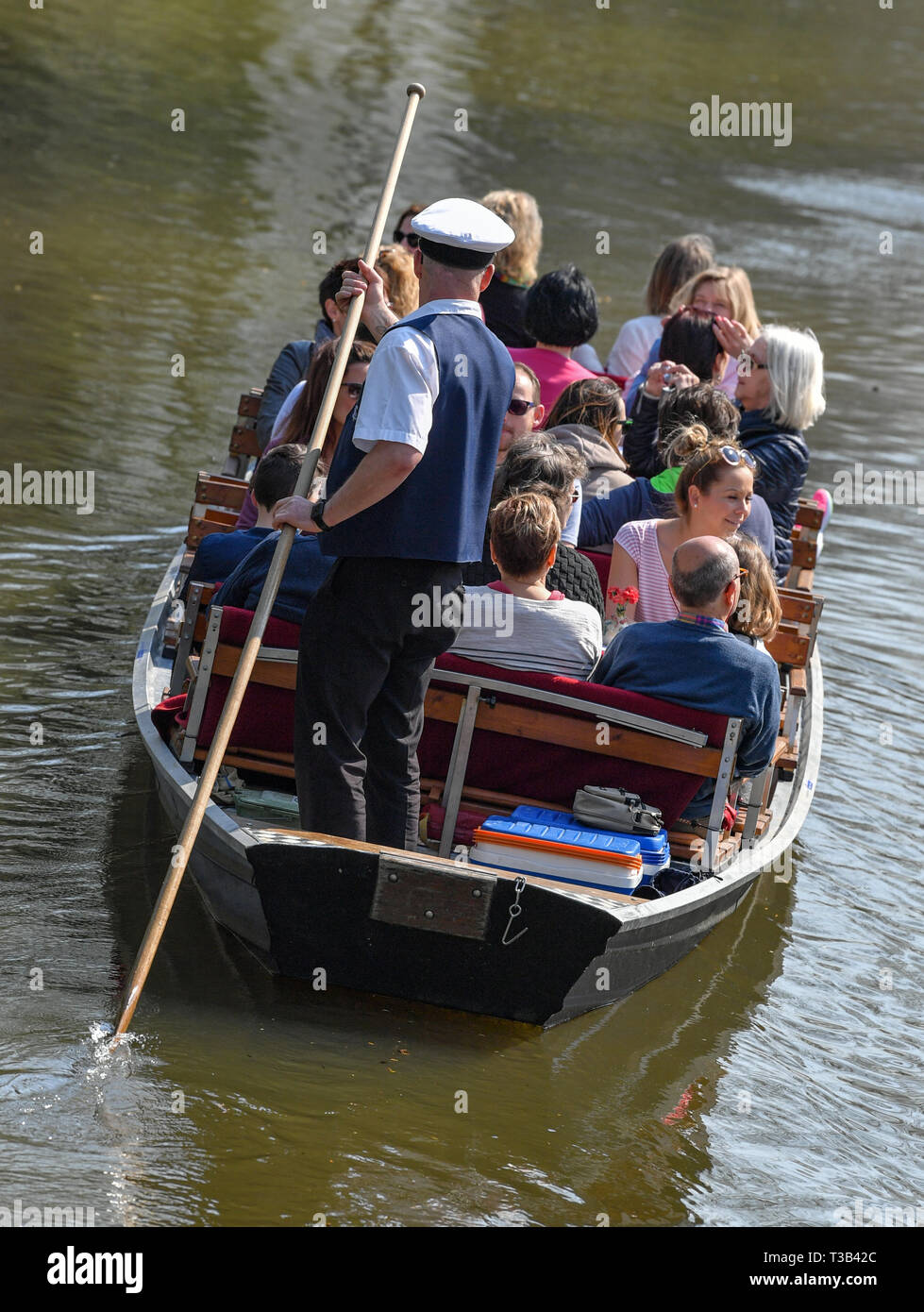 06 avril 2019, le Brandebourg, Lübbenau : touristes prendre une barge à travers une rivière dans le Spreewald. Environ 1 000 kilomètres de river run à travers le Spreewald dans le sud-est de Brandebourg. Photo : Patrick Pleul/dpa-Zentralbild/ZB Banque D'Images