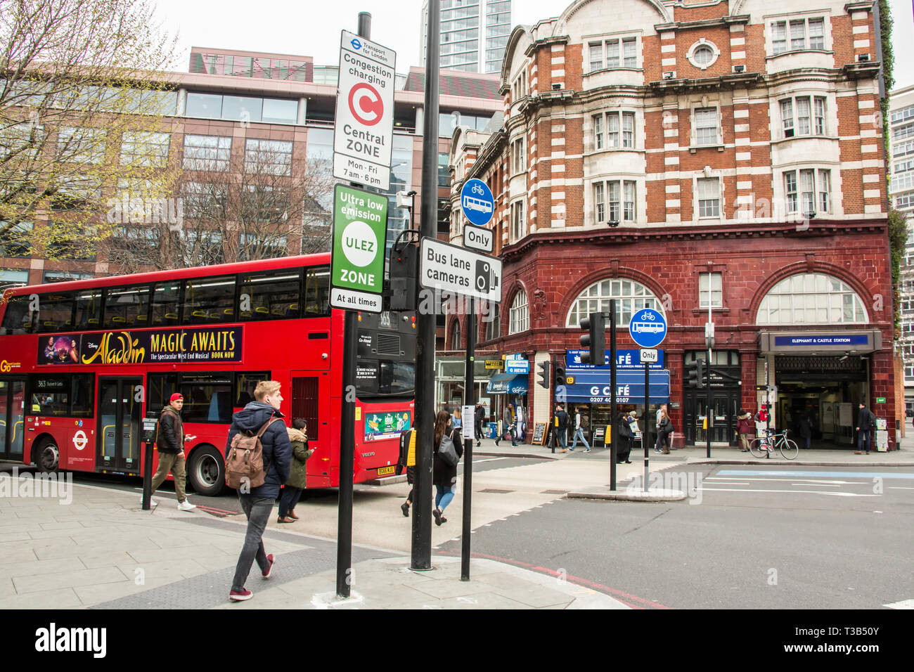 Londres, Royaume-Uni. 8 avril, 2019. Transport for London présenter le nouveau 'Ultra Low Emission Zone' (ULEZ) avec de nouveaux panneaux de signalisation dans le centre de Londres (ici à l'éléphant et château dans le sud de Londres). L'ULEZ, qui est devenu le 8 avril 2019 couvre la même zone que la zone de péage urbain de Londres et sera étendu à la fin de 2021 à la zone délimitée par les routes circulaires nord et sud (le même que l'actuelle zone environnementale. Banque D'Images