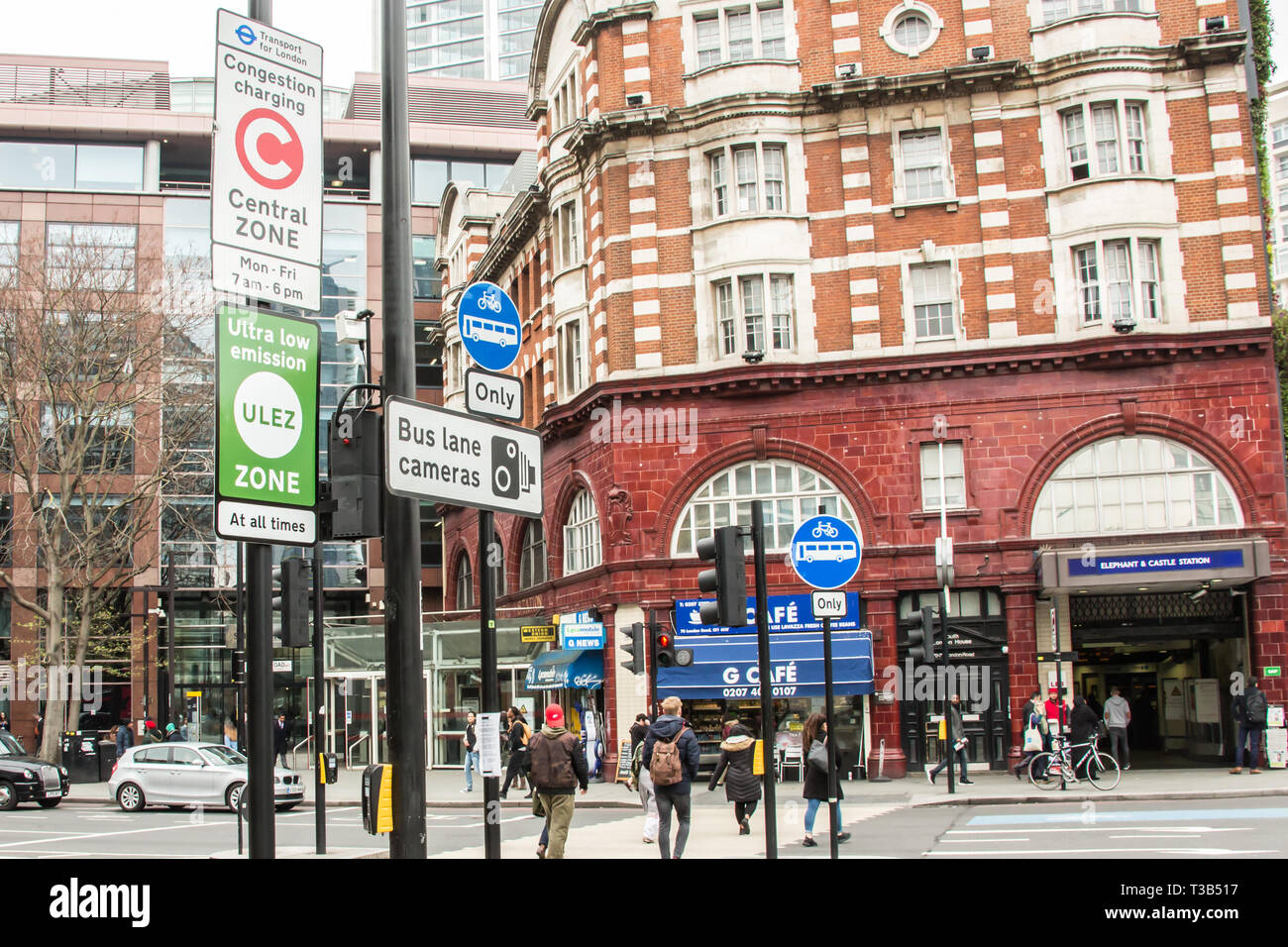 Londres, Royaume-Uni. 8 avril, 2019. Transport for London présenter le nouveau 'Ultra Low Emission Zone' (ULEZ) avec de nouveaux panneaux de signalisation dans le centre de Londres (ici à l'éléphant et château dans le sud de Londres). L'ULEZ, qui est devenu le 8 avril 2019 couvre la même zone que la zone de péage urbain de Londres et sera étendu à la fin de 2021 à la zone délimitée par les routes circulaires nord et sud (le même que l'actuelle zone environnementale. Crédit : David Rowe/Alamy Live News Banque D'Images