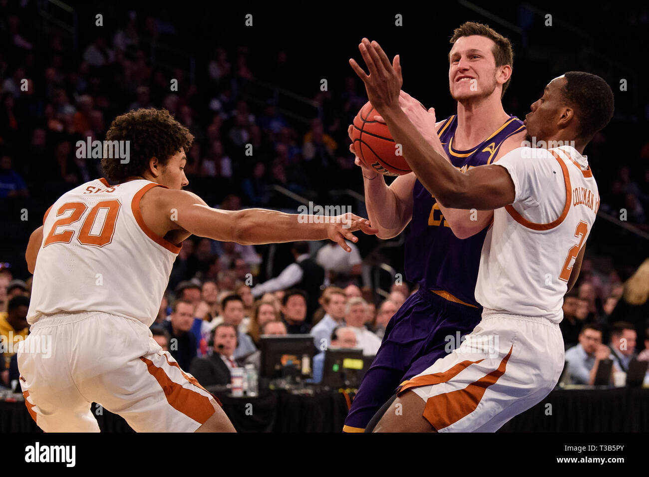 04 avril, 2019 : Lipscomb Bison Garrison garde Mathews (24) lecteurs par Texas longhorns en avant Jéricho Sims (20) et Texas longhorns guard Matt Coleman III (2) lors de la finale de la Nit Tournament match entre le Texas longhorns et les Bisons de Lipscomb au Madison Square Garden, New York, New York. Crédit obligatoire : Kostas Lymperopoulos/CSM Banque D'Images