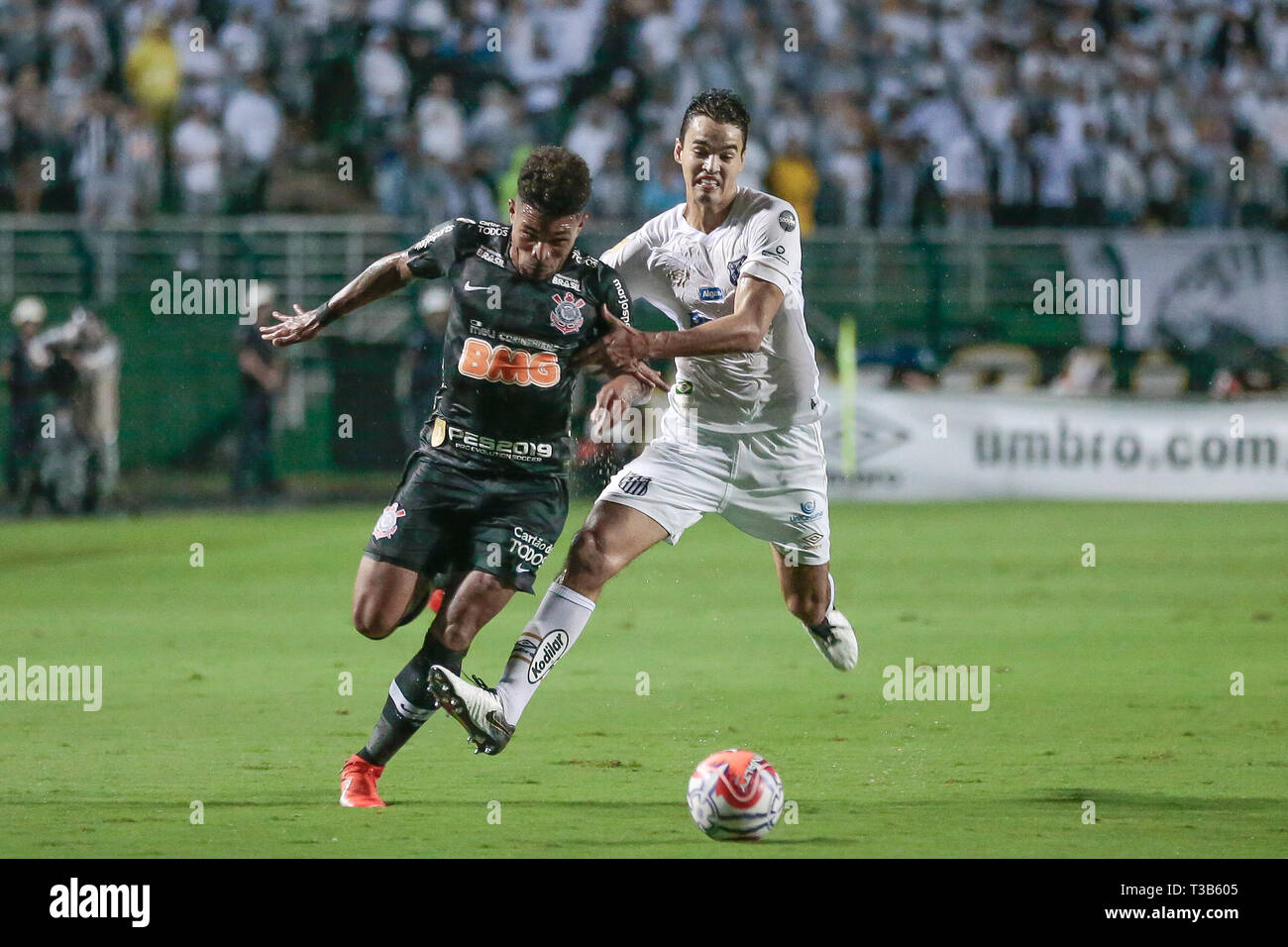 Sao Paulo - SP - 04/08/2019 - Paulista 2019, Santos x Corinthiens - Aguilar joueur de la Santos litige avec concours Urso Junior Corinthiens Lecteur pendant un match au Stade de Pacaembu pour le championnat Paulista 2019 Photo : Marcello Zambrana / AGIF Banque D'Images