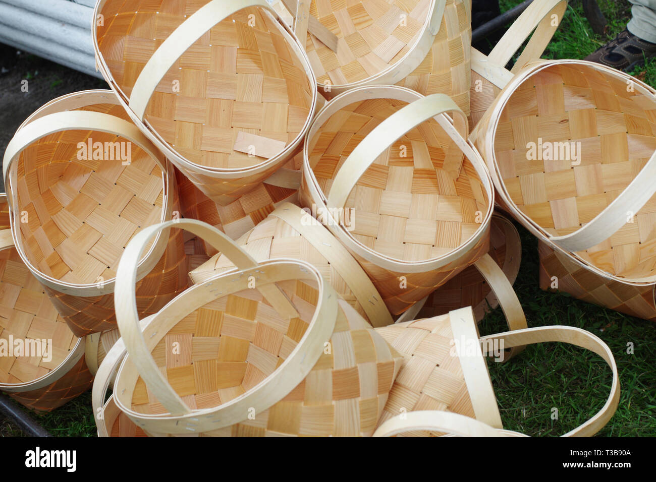 Les grands paniers en osier avec poignées à rayures faites de matériaux en bois fait main Banque D'Images
