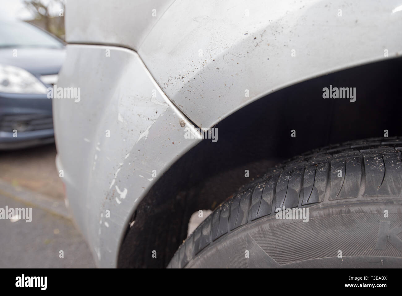 Accident de voiture / accident automobile ; fermer les dégâts et détails d'accident automobile. Carrosserie et mécanique détaillée. UK. Banque D'Images