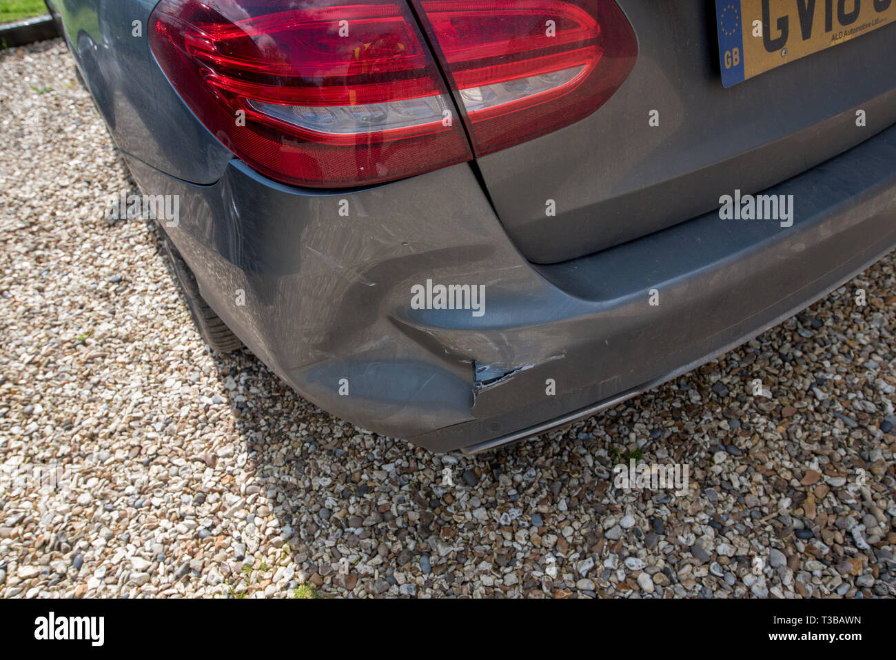 Accident de voiture / accident automobile ; fermer les dégâts et détails d'accident automobile. Carrosserie et mécanique détaillée. UK. Banque D'Images
