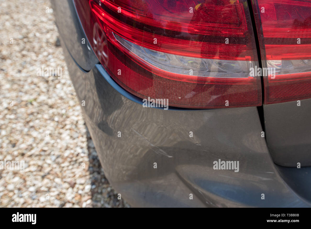 Accident de voiture / accident automobile ; fermer les dégâts et détails d'accident automobile. Carrosserie et mécanique détaillée. UK. Banque D'Images