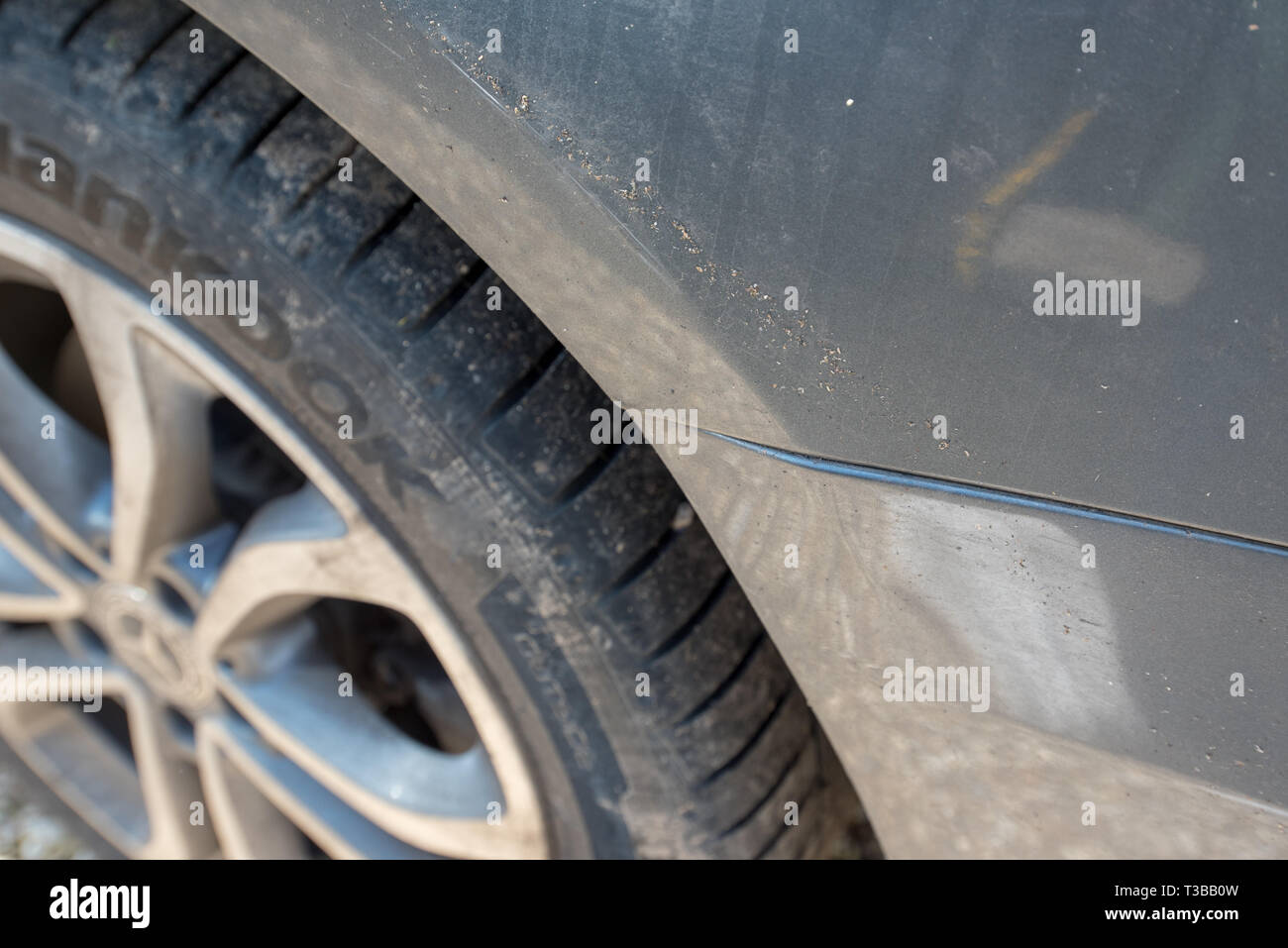 Accident de voiture / accident automobile ; fermer les dégâts et détails d'accident automobile. Carrosserie et mécanique détaillée. UK. Banque D'Images