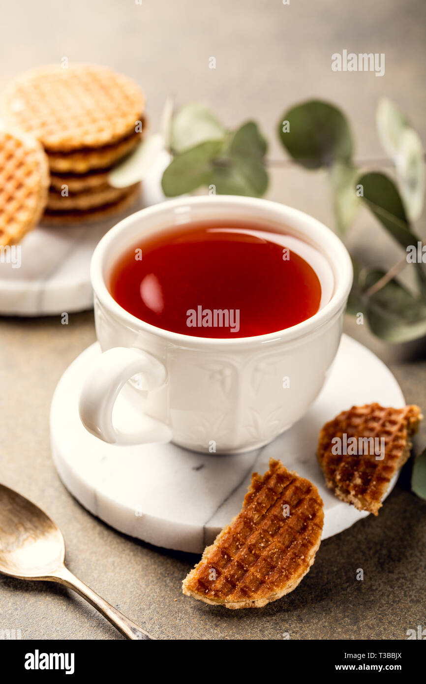 Tasse de thé avec syrupwaffles cookies Banque D'Images