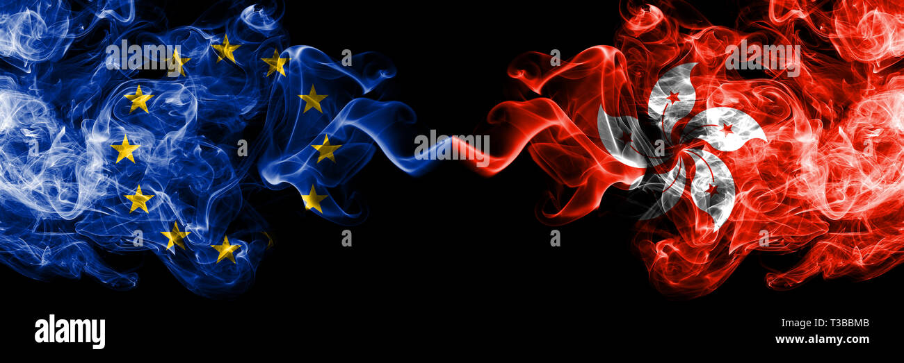 L'Union européenne contre Hong Kong, Chine drapeaux de fumée placés côte à côte. La fumée épaisse et soyeuse de couleur drapeaux de l'Union européenne et Hong Kong, Chine Banque D'Images
