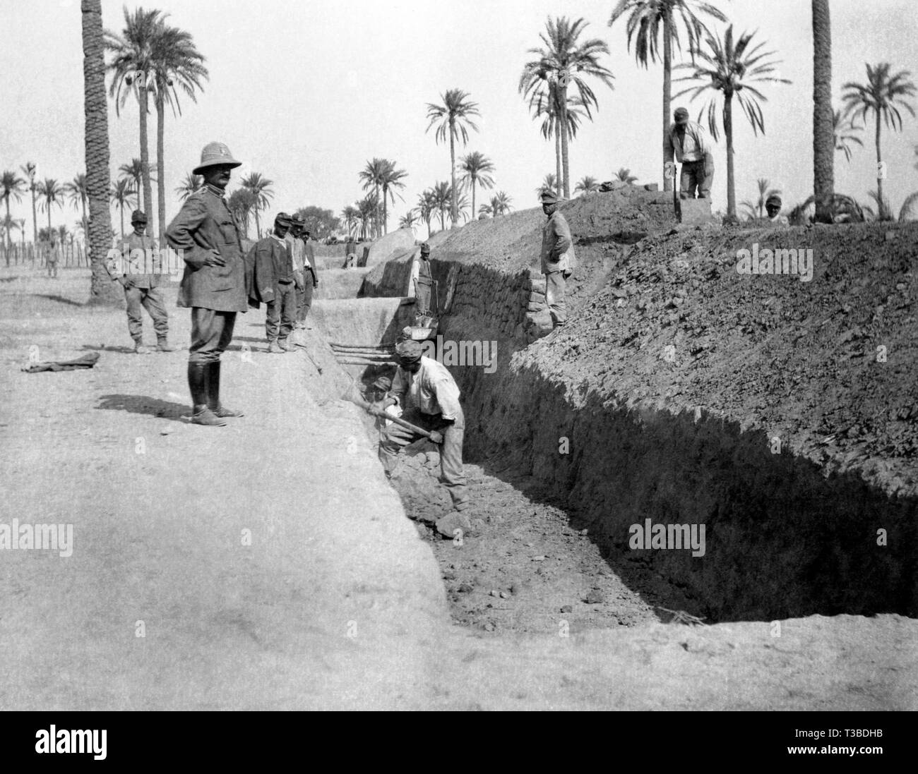 Construction d'une tranchée, la guerre Italo-Turkish Banque D'Images