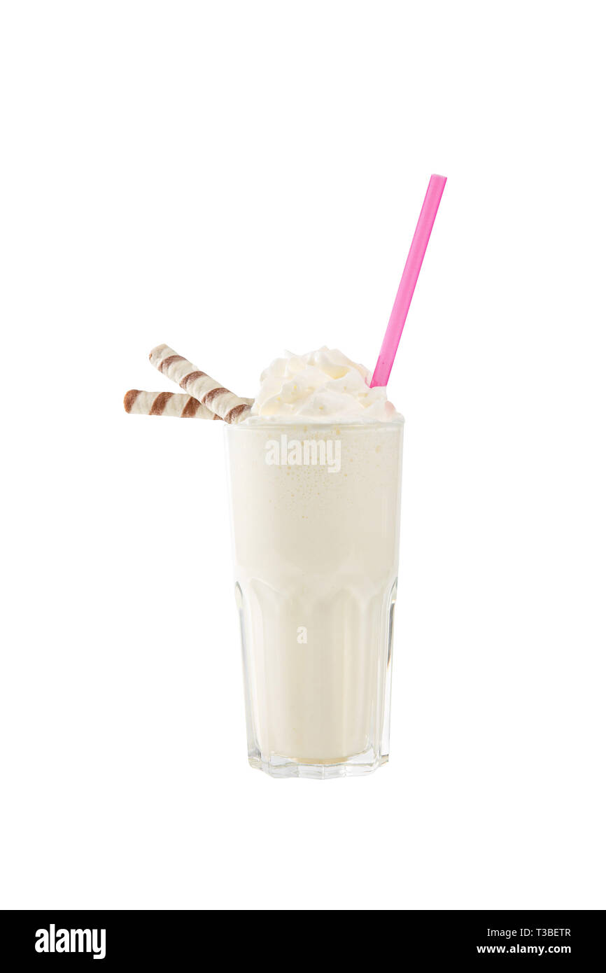 Cocktail de lait avec conduit de wafer, paille rose, isolé sur fond blanc dans un verre haut et crème fouettée, vanille, side view Banque D'Images