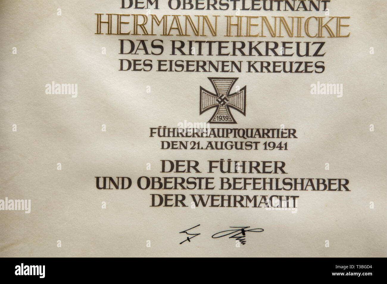 Oberstleutnant Hermann Hennicke, un pour la Croix de Chevalier de la Croix de Fer, Grand prix parchemin recto-verso document avec texte calligraphié et Eagle nationale, datée du 21 août 1941 avec la signature à l'encre d'Adolf Hitler. Complet avec le feutre couvrant pour le nom du destinataire dans l'or. Dossier de cuir rouge avec de l'or au moyen d'un timbre eagle à l'extérieur, l'intérieur des frontières d'or et signé en bas à droite 'Frieda Thiersch'. Hennicke a gagné la Croix de chevalier en tant que commandant de régiment d'infanterie, 37 pour briser la ligne Staline près de Polozk le 15 juin 1941. Il fel, Editorial-Use-seulement Banque D'Images