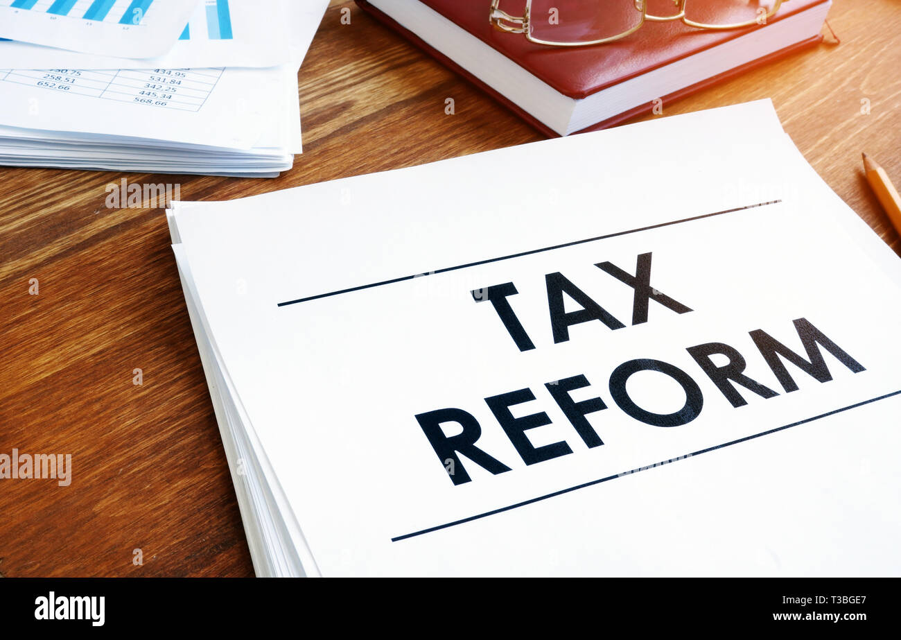 Concept de réforme fiscale. Pile de papiers et documents comptables. Banque D'Images