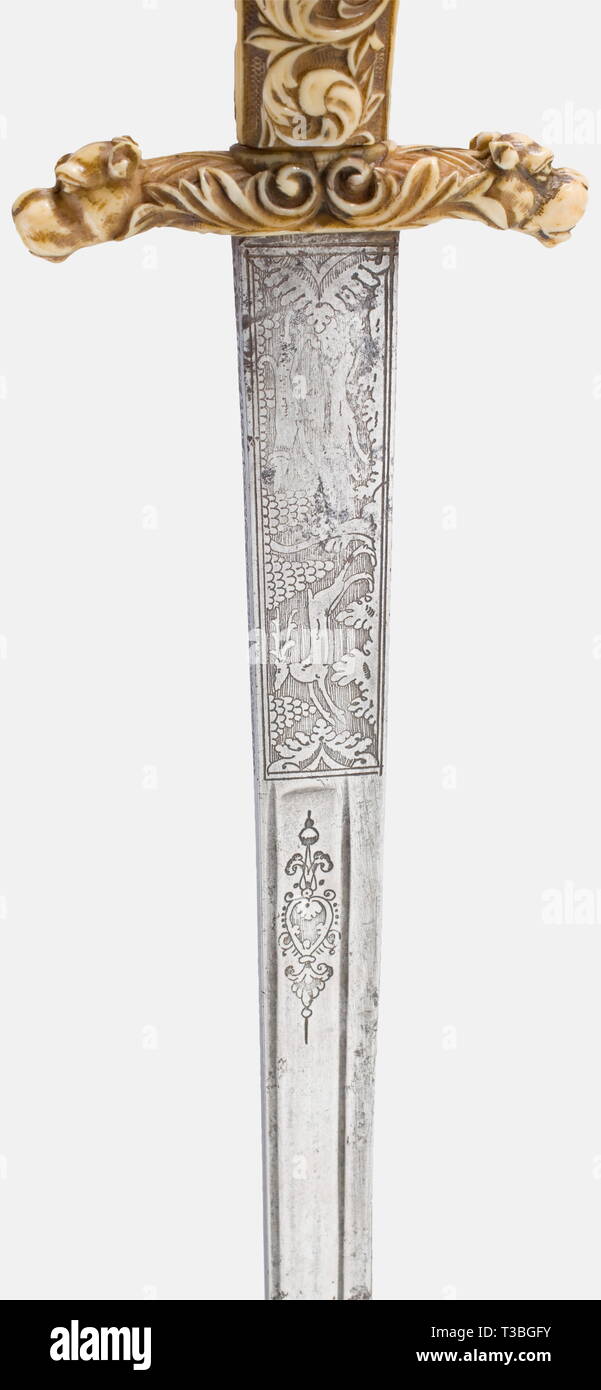 La chasse polonaise un cintre avec une poignée en ivoire, vers 1720/30 avec lame d'une arme à double point, Fuller sur les deux côtés, et la chasse à l'dessins gravés forte. Feuille d'acanthe ivoire quillons avec décoration, les faîteaux comme sculpté hounds chefs en relief. La poignée est faite à partir d'une grande défense de sanglier( ?) et est richement orné de feuilles d'acanthe en relief. Un cartouche sur l'autre face du monarque (affichage d'Auguste le Fort probablement ou Stanislas I). Le côté inverse affiche le Lituanien Polonais/armoiries sous une couronne. La crosse wi, Additional-Rights Clearance-Info-Not-Available- Banque D'Images