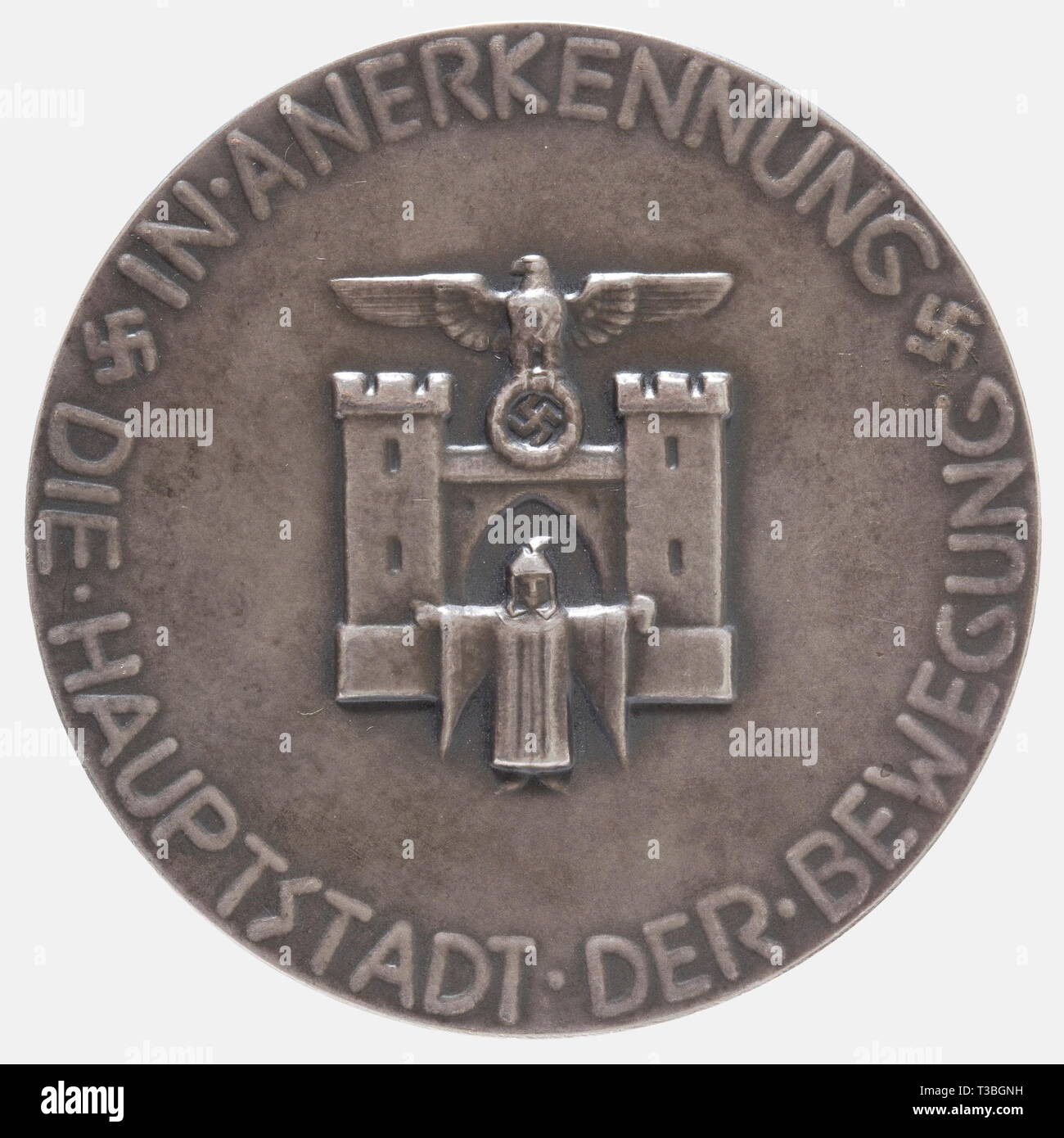 Prix de reconnaissance de l'un, de la ville de Munich, se clippe Non logo de couleur argent avec avers armoiries, le « Munich Enfant' et porte de ville dans le cadre d'un programme national d'aigle, circonscrite dans 'mutuelle - die Hauptstadt der Bewegung' (en reconnaissance - la capitale du mouvement). Sur l'envers une femme ailée en robe ancienne présentant une couronne de feuilles de chêne et une branche de laurier. Cast, mark de finesse '900' sur le bord, diamètre 70 mm, Poids 120,5 g. Dans un vin rouge-award. cas historiques, historique, ancien monde, badge, badges, insigne, médaille, médailles, médaille, Additional-Rights Clearance-Info,--Not-Available Banque D'Images