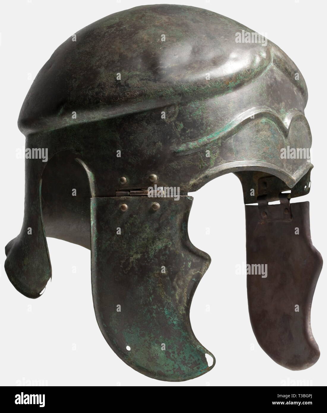 Un Chalcidian bronze type casque, 5ème/4ème siècle avant J.-C. avec patine verdâtre, fine. Décalage distinctement, la couronne du crâne percé de trous de lits jumeaux. Sourcils arqués et gable profilée découpes de l'œil. Panneaux à charnières et cheekpieces neckguard légèrement courbé. Hauteur 21 cm, poids 911 g. En métal très bien conservé. Petites pertes au bord de l'oreille droite et découpe à l'œil gauche. La gauche et les deux charnières cheekpiece remplacé. Ancienne réparation sur le bord gauche du crâne. Beau casque en excellent état. Le crâne avec plusieurs vieilles marques de combat. Additional-Rights Clearance-Info-histor,-Not-Available Banque D'Images Un Chalcidian bronze type casque, 5ème/4ème siècle avant J.-C. avec patine verdâtre, fine. Décalage distinctement, la couronne du crâne percé de trous de lits jumeaux. Sourcils arqués et gable profilée découpes de l'œil. Panneaux à charnières et cheekpieces neckguard légèrement courbé. Hauteur 21 cm, poids 911 g. En métal très bien conservé. Petites pertes au bord de l'oreille droite et découpe à l'œil gauche. La gauche et les deux charnières cheekpiece remplacé. Ancienne réparation sur le bord gauche du crâne. Beau casque en excellent état. Le crâne avec plusieurs vieilles marques de combat. Additional-Rights Clearance-Info-histor,-Not-Available Banque D'Images
