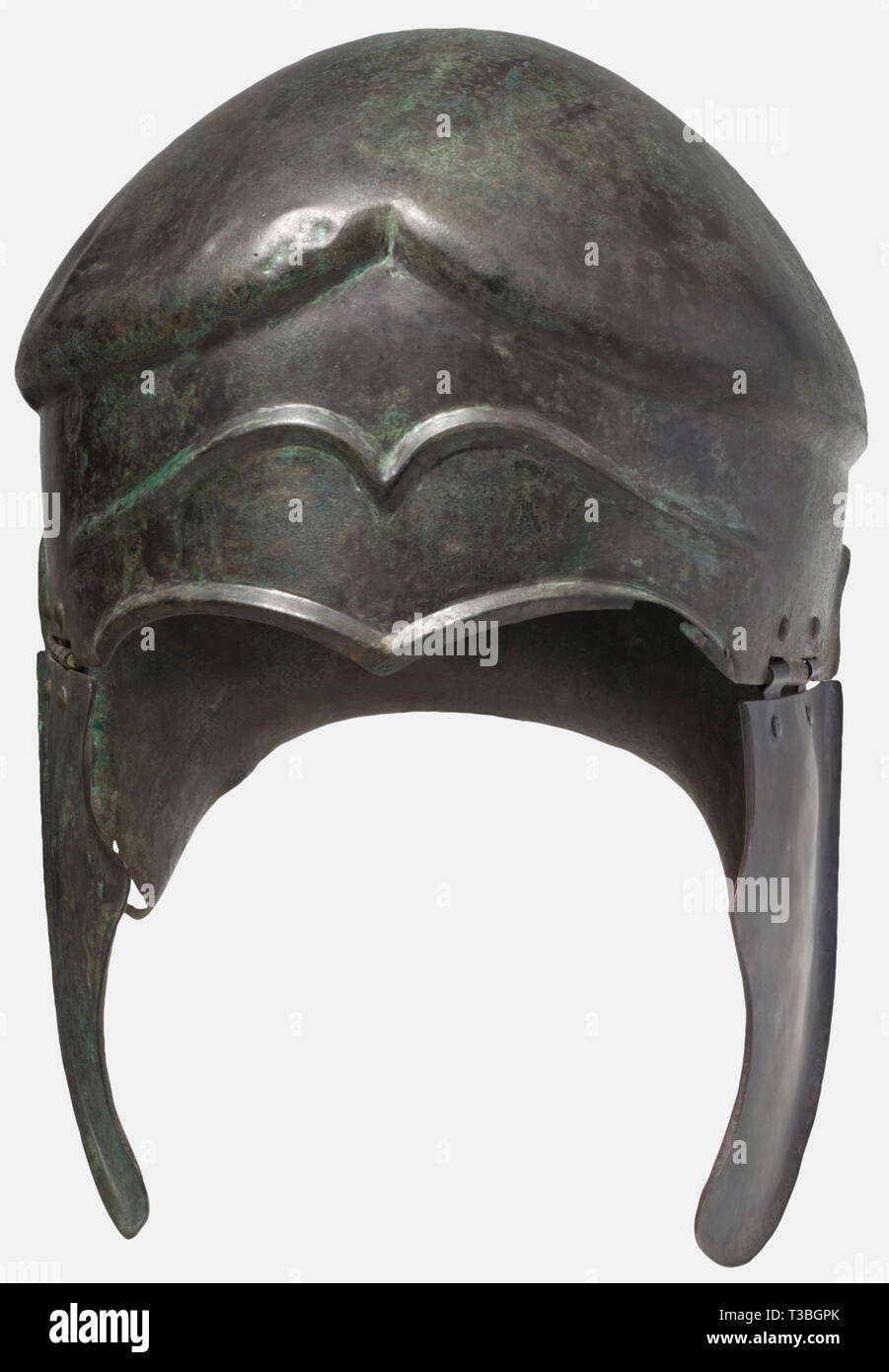 Un Chalcidian bronze type casque, 5ème/4ème siècle avant J.-C. avec patine verdâtre, fine. Décalage distinctement, la couronne du crâne percé de trous de lits jumeaux. Sourcils arqués et gable profilée découpes de l'œil. Panneaux à charnières et cheekpieces neckguard légèrement courbé. Hauteur 21 cm, poids 911 g. En métal très bien conservé. Petites pertes au bord de l'oreille droite et découpe à l'œil gauche. La gauche et les deux charnières cheekpiece remplacé. Ancienne réparation sur le bord gauche du crâne. Beau casque en excellent état. Le crâne avec plusieurs vieilles marques de combat. Additional-Rights Clearance-Info-histor,-Not-Available Banque D'Images Un Chalcidian bronze type casque, 5ème/4ème siècle avant J.-C. avec patine verdâtre, fine. Décalage distinctement, la couronne du crâne percé de trous de lits jumeaux. Sourcils arqués et gable profilée découpes de l'œil. Panneaux à charnières et cheekpieces neckguard légèrement courbé. Hauteur 21 cm, poids 911 g. En métal très bien conservé. Petites pertes au bord de l'oreille droite et découpe à l'œil gauche. La gauche et les deux charnières cheekpiece remplacé. Ancienne réparation sur le bord gauche du crâne. Beau casque en excellent état. Le crâne avec plusieurs vieilles marques de combat. Additional-Rights Clearance-Info-histor,-Not-Available Banque D'Images