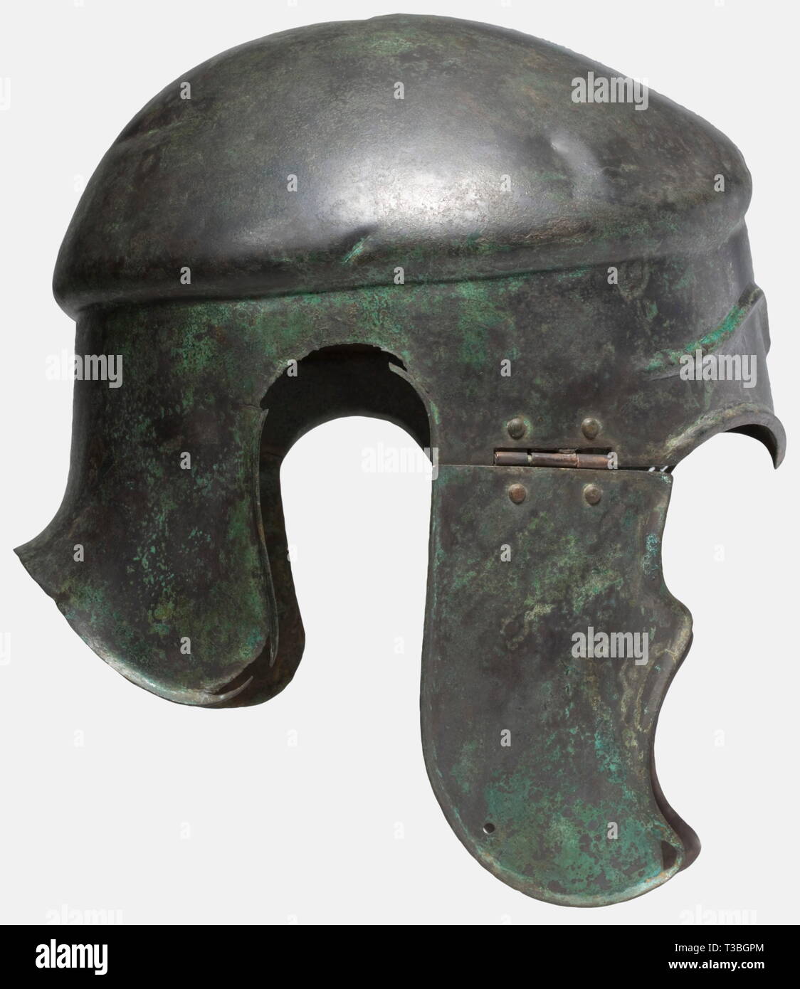 Un Chalcidian bronze type casque, 5ème/4ème siècle avant J.-C. avec patine verdâtre, fine. Décalage distinctement, la couronne du crâne percé de trous de lits jumeaux. Sourcils arqués et gable profilée découpes de l'œil. Panneaux à charnières et cheekpieces neckguard légèrement courbé. Hauteur 21 cm, poids 911 g. En métal très bien conservé. Petites pertes au bord de l'oreille droite et découpe à l'œil gauche. La gauche et les deux charnières cheekpiece remplacé. Ancienne réparation sur le bord gauche du crâne. Beau casque en excellent état. Le crâne avec plusieurs vieilles marques de combat. Additional-Rights Clearance-Info-histor,-Not-Available Banque D'Images Un Chalcidian bronze type casque, 5ème/4ème siècle avant J.-C. avec patine verdâtre, fine. Décalage distinctement, la couronne du crâne percé de trous de lits jumeaux. Sourcils arqués et gable profilée découpes de l'œil. Panneaux à charnières et cheekpieces neckguard légèrement courbé. Hauteur 21 cm, poids 911 g. En métal très bien conservé. Petites pertes au bord de l'oreille droite et découpe à l'œil gauche. La gauche et les deux charnières cheekpiece remplacé. Ancienne réparation sur le bord gauche du crâne. Beau casque en excellent état. Le crâne avec plusieurs vieilles marques de combat. Additional-Rights Clearance-Info-histor,-Not-Available Banque D'Images