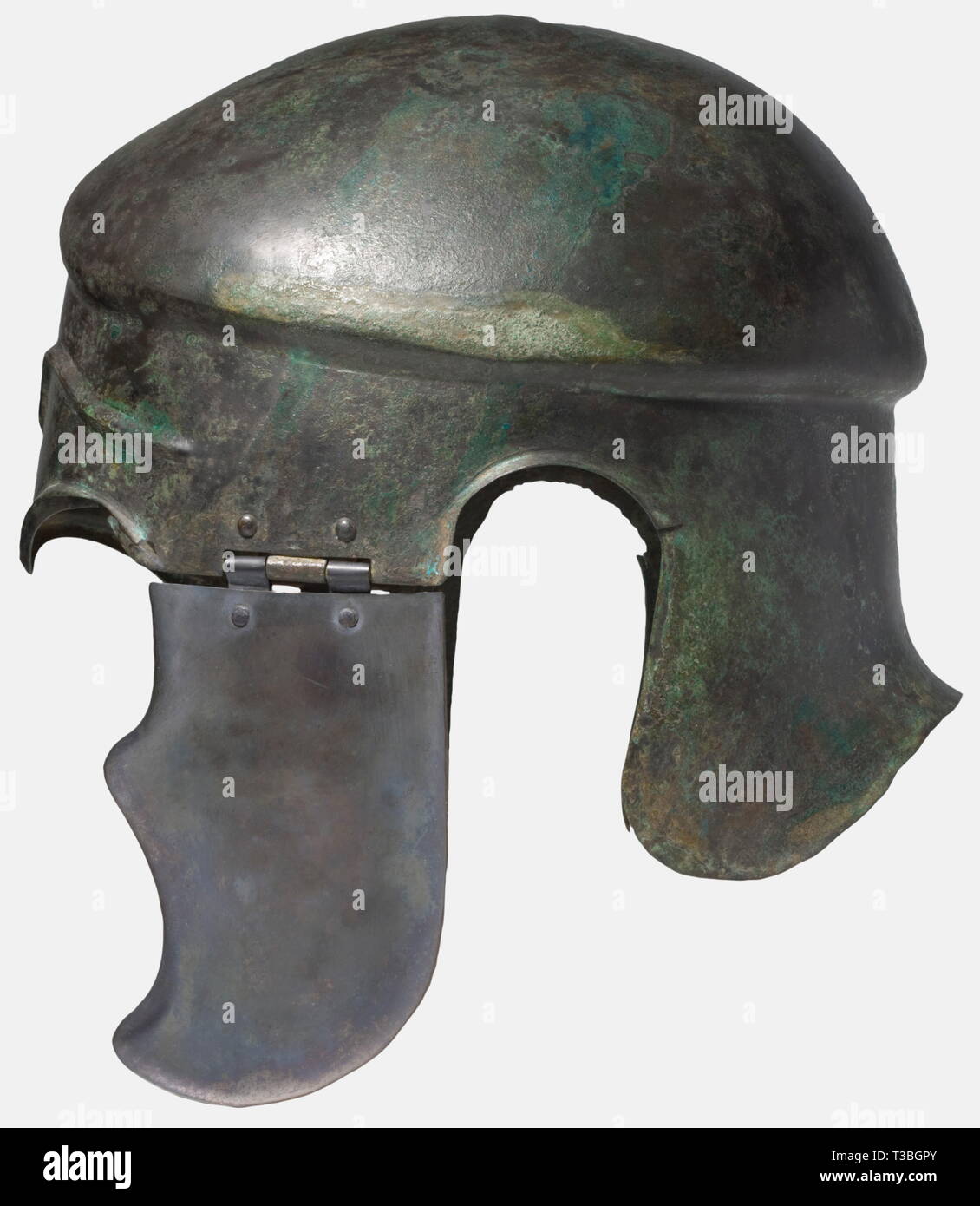 Un Chalcidian bronze type casque, 5ème/4ème siècle avant J.-C. avec patine verdâtre, fine. Décalage distinctement, la couronne du crâne percé de trous de lits jumeaux. Sourcils arqués et gable profilée découpes de l'œil. Panneaux à charnières et cheekpieces neckguard légèrement courbé. Hauteur 21 cm, poids 911 g. En métal très bien conservé. Petites pertes au bord de l'oreille droite et découpe à l'œil gauche. La gauche et les deux charnières cheekpiece remplacé. Ancienne réparation sur le bord gauche du crâne. Beau casque en excellent état. Le crâne avec plusieurs vieilles marques de combat. Additional-Rights Clearance-Info-histor,-Not-Available Banque D'Images Un Chalcidian bronze type casque, 5ème/4ème siècle avant J.-C. avec patine verdâtre, fine. Décalage distinctement, la couronne du crâne percé de trous de lits jumeaux. Sourcils arqués et gable profilée découpes de l'œil. Panneaux à charnières et cheekpieces neckguard légèrement courbé. Hauteur 21 cm, poids 911 g. En métal très bien conservé. Petites pertes au bord de l'oreille droite et découpe à l'œil gauche. La gauche et les deux charnières cheekpiece remplacé. Ancienne réparation sur le bord gauche du crâne. Beau casque en excellent état. Le crâne avec plusieurs vieilles marques de combat. Additional-Rights Clearance-Info-histor,-Not-Available Banque D'Images
