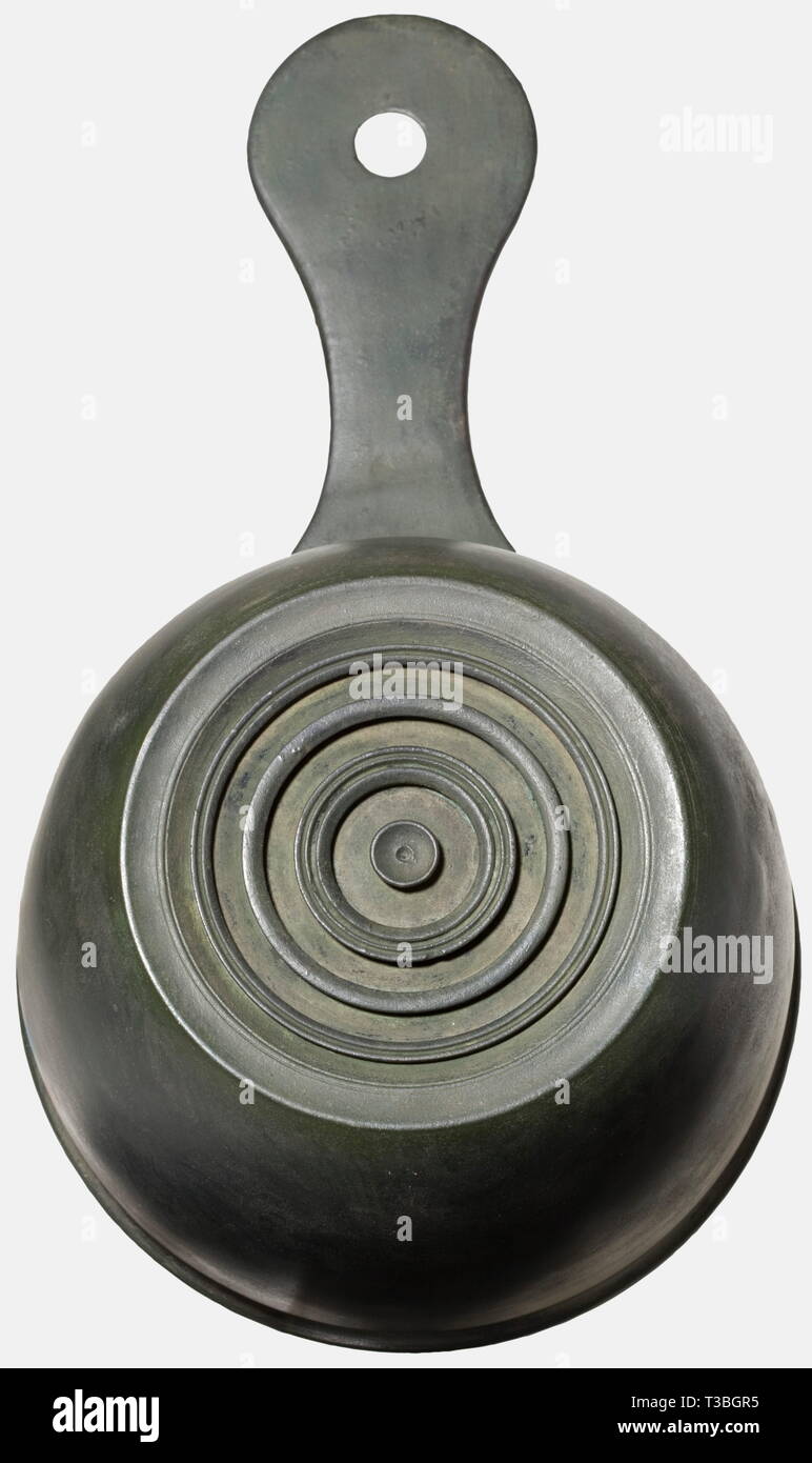 Une grande casserole romaine, 1er - 2e siècle après J.-C. Bronze avec patine verdâtre, même. Corps profond avec bord renforcé. Le dessous de la base avec tournée des cercles concentriques. Poignée avec boucle de l'anneau, le haut avec bandes ornementales et dot-dans-cercle de décorations. À côté de la boucle, le Maker's Mark perforées 'ARINIANUS'( ?). Hauteur 12,5 cm, longueur 35 cm. Exceptionnellement importantes, bien préservé. pièce historique, historique, antiquité, antiquité, antiquité, objet, objets, alambics, clipping, cut out, cut-out, cut-outs,-Additional-Rights Clearance-Info-Not-Available Banque D'Images