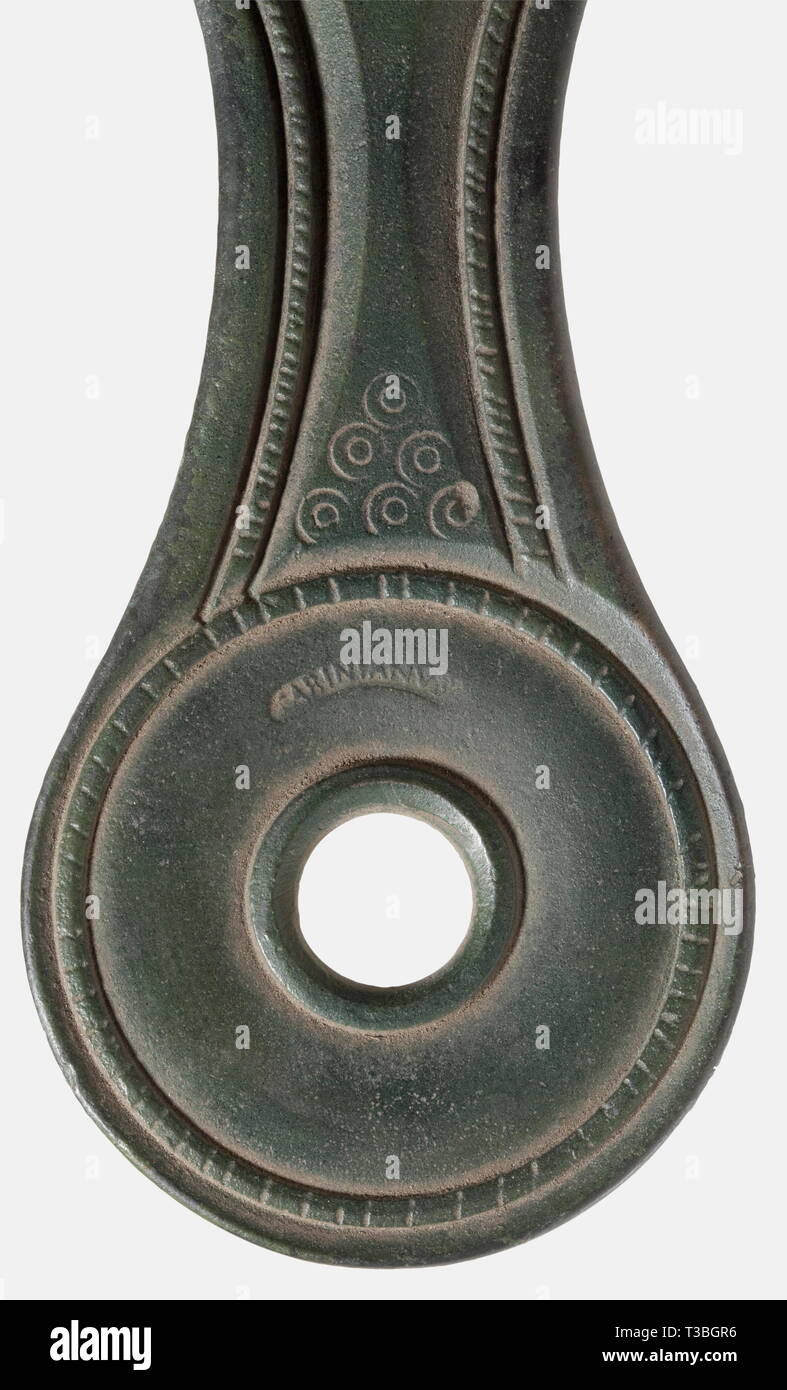 Une grande casserole romaine, 1er - 2e siècle après J.-C. Bronze avec patine verdâtre, même. Corps profond avec bord renforcé. Le dessous de la base avec tournée des cercles concentriques. Poignée avec boucle de l'anneau, le haut avec bandes ornementales et dot-dans-cercle de décorations. À côté de la boucle, le Maker's Mark perforées 'ARINIANUS'( ?). Hauteur 12,5 cm, longueur 35 cm. Exceptionnellement importantes, bien préservé. pièce historique, historique, antiquité, antiquité, antiquité, objet, objets, alambics, clipping, cut out, cut-out, cut-outs,-Additional-Rights Clearance-Info-Not-Available Banque D'Images