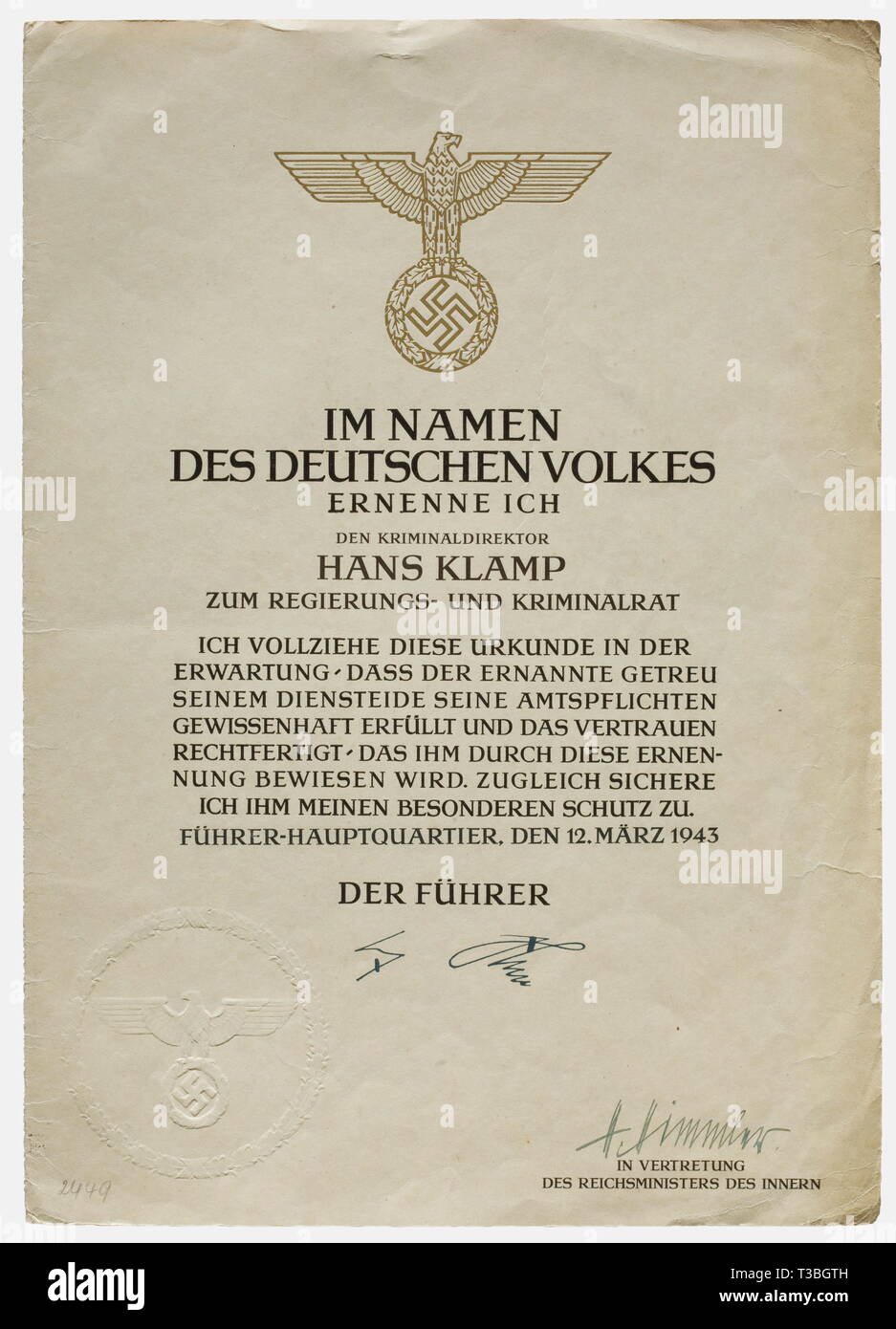 Une plaque d'identité de la police criminelle, et les documents d'un disque d'identité conseil criminel Munich "3152" de tombac, signes d'utilisation. Tranche document comme directeur criminelle en date du 16 janvier 1940 avec signature à l'encre de Heydrich, et comme conseil pénal du 12 mars 1943 avec la signature à l'encre par Himmler. Chaque chambre double est appelé. Documents pour l'attribution de la Médaille commémorative du 13 mars 1938 en date du 16 décembre 1938, pour le prix de long service de Police 2e classe en date du 7 mars 1939 et la 1re classe du 28 juin 1941. Sont inclus un livre de paye, d'une bourse, d'No-Exclusive Editorial-Use-Utilisation | seule Banque D'Images