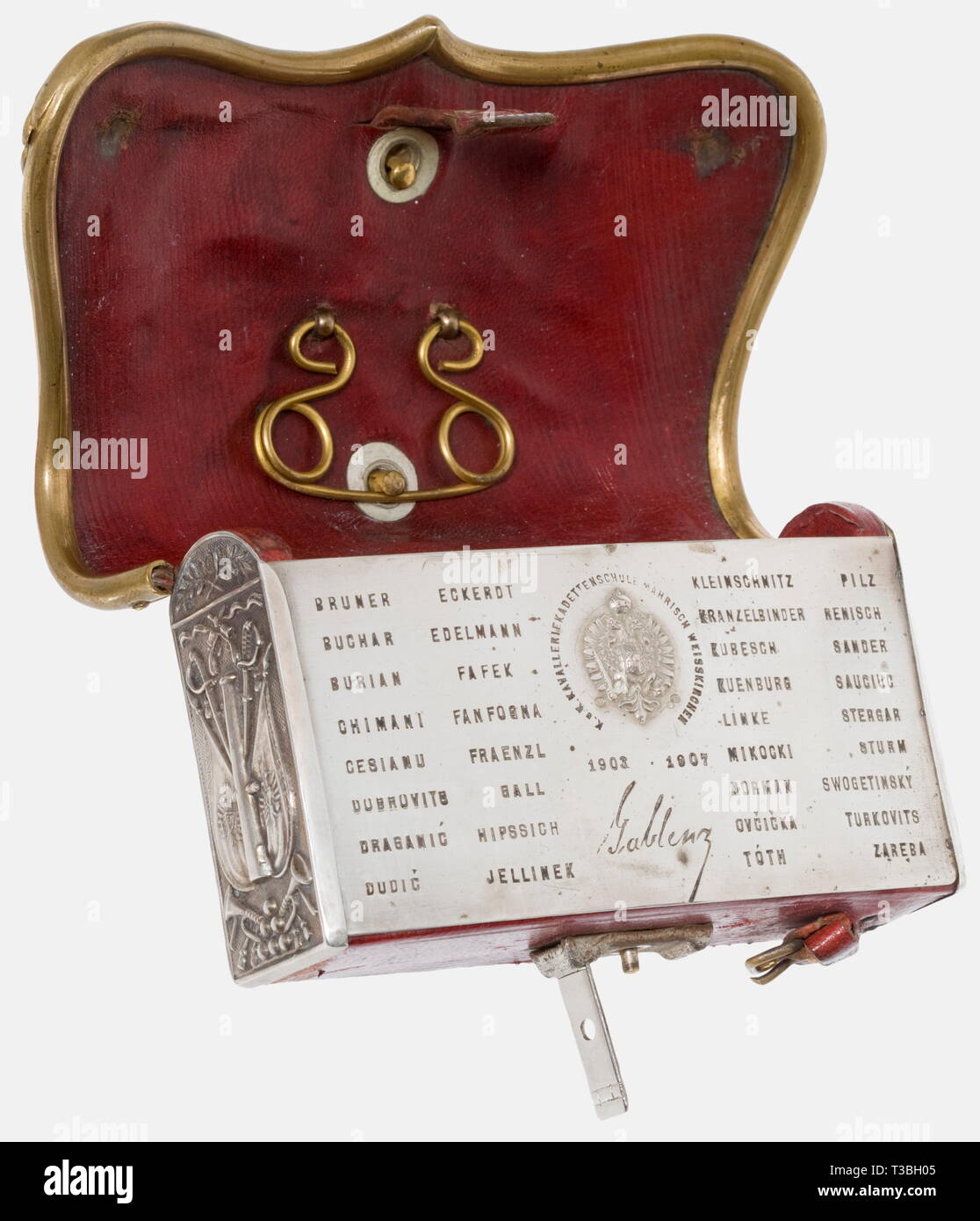 Une boîte de cartouches pour un officier de cavalerie, K.u.K. L'École de cavalerie pour les Cadets 1907 boîte de cartouche avec un couvercle plaqué argent portant un aigle doré doré, garniture de pointe, plaqué argent et panneaux latéraux. Le côté de la boîte sous le couvercle est fait de plaque d'argent, à une aigle héraldique en relief dans le centre et entouré par l'inscription, 'K.u.K. Kavalleriekadettenschule Mährisch Weisskirchen' (école de cavalerie pour les Cadets, Weisskirchen, Moravie), et l'estampille de 34 noms des élèves de la classe de 1903 - 1907 avec le fac-similé de signature, 'Gablenz'. Additional-Rights Clearance-Info-Th,-Not-Available Banque D'Images