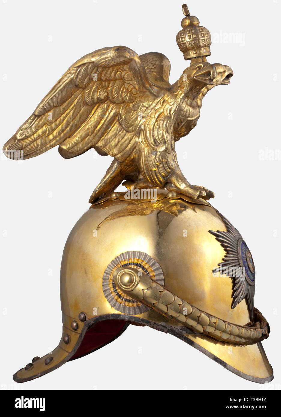 Un casque russe pour les officiers de la Garde du Tsar à Cheval, après 1900 Tombac crâne avec un casque doré et un aigle emblème plaqué argent en forme de l'étoile de l'Ordre de Saint André avec un centre doré et émaillé (en partie restauré). Une inscription cyrillique, 'huvalova', de rayures sur le crâne au-dessous de l'étoile. Jugulaires à écailles de métal convexe doré avec le soutien de velours, sur rosace pins estampillé du cyrillique inscription 'Nakl. Zolot.' en métal de couleur orange/noir gansée de droite. Bandeau de cuir brun. Doublure en soie bleu fine. Pic avant li, Additional-Rights Clearance-Info-Not-Available- Banque D'Images