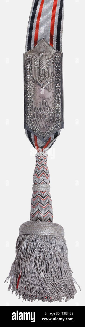 Une norme pour un bataillon d'infanterie, avec le drapeau de soie blanche banderoler avec frange d'argent sur trois côtés. Des deux côtés d'une armée noire brodée blanche avec ses plumes mis en valeur de Brown. Bec et serres rendues en broderie d'or, posée sur un champ de soie de couleur crème, entouré d'une feuille de chêne brodées d'argent couronne sur une croix de fer. Une croix gammée appliquée dans chacun des coins. Dimensions ca. 125 x 125 cm. De Banderole tissu d'aluminium avec un noir/blanc/rouge s'entremêlent, complet avec les deux fermoirs, affichage de '16. März 1935', et '16. März 1936, No-Exclusive Editorial-Use-Utilisation | seule Banque D'Images