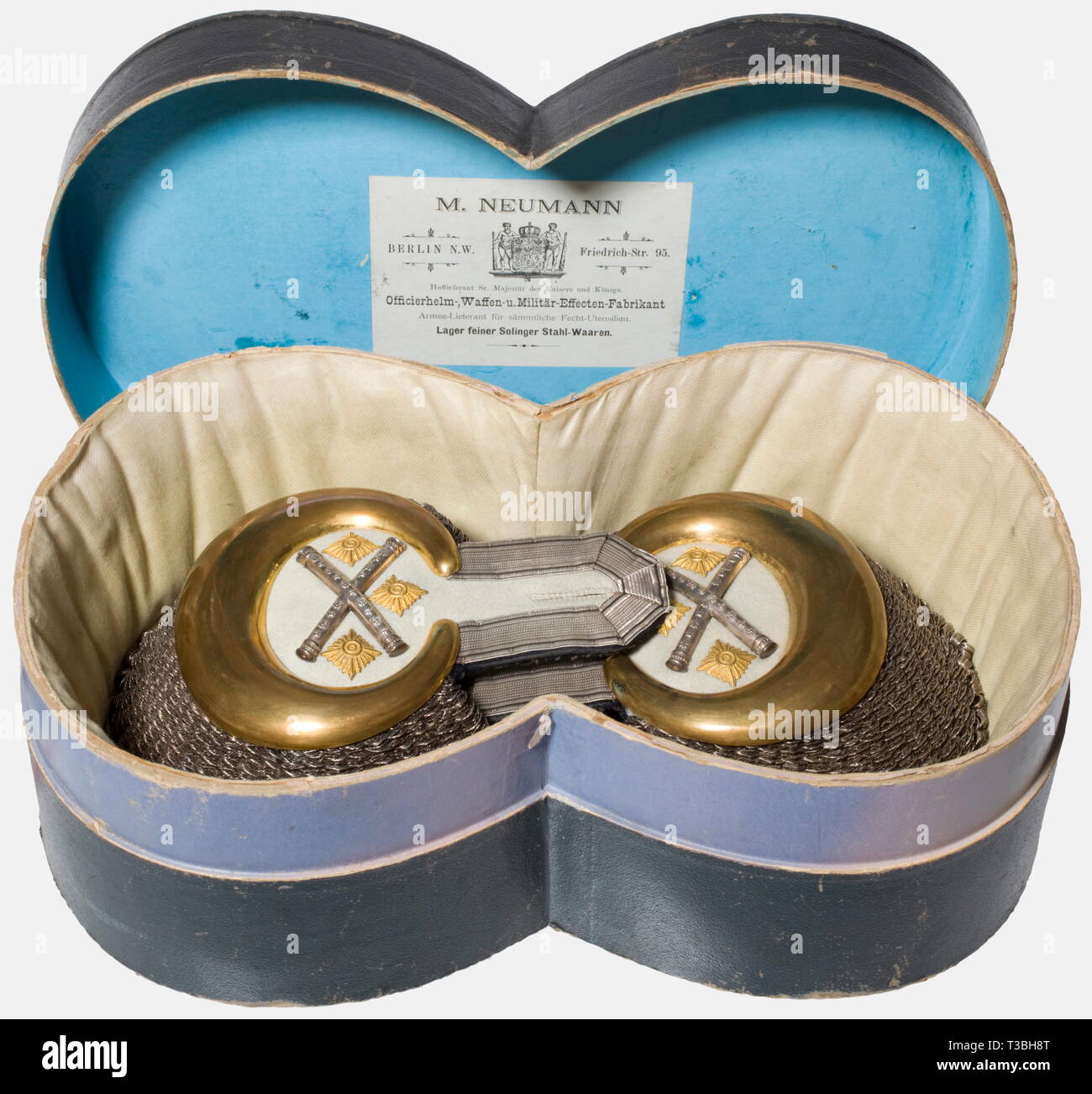 Le Prince Rupprecht de Bavière (1869 - 1855), une paire d'épaulettes pour un uniforme à la suite de la vie du régiment de cuirassiers de la Garde prussienne, Grand électeur n° 1 pour une épaulettes Le Generaloberst avec rang de maréchal de camp. Traversée de maréchal d'argent des matraques et trois golden stars rang sur un linge blanc champ. Croissants dorés, argent bullions, Black Velvet la sauvegarde. Une paire unique de l'épaule dans ce motif individuel. En 1916, le Prince Rupprecht est devenue une cuisine bavaroise et un maréchal prussien. Ils viennent avec le fort portant le label de l'Clearance-Info Additional-Rights, insig-Not-Available Banque D'Images