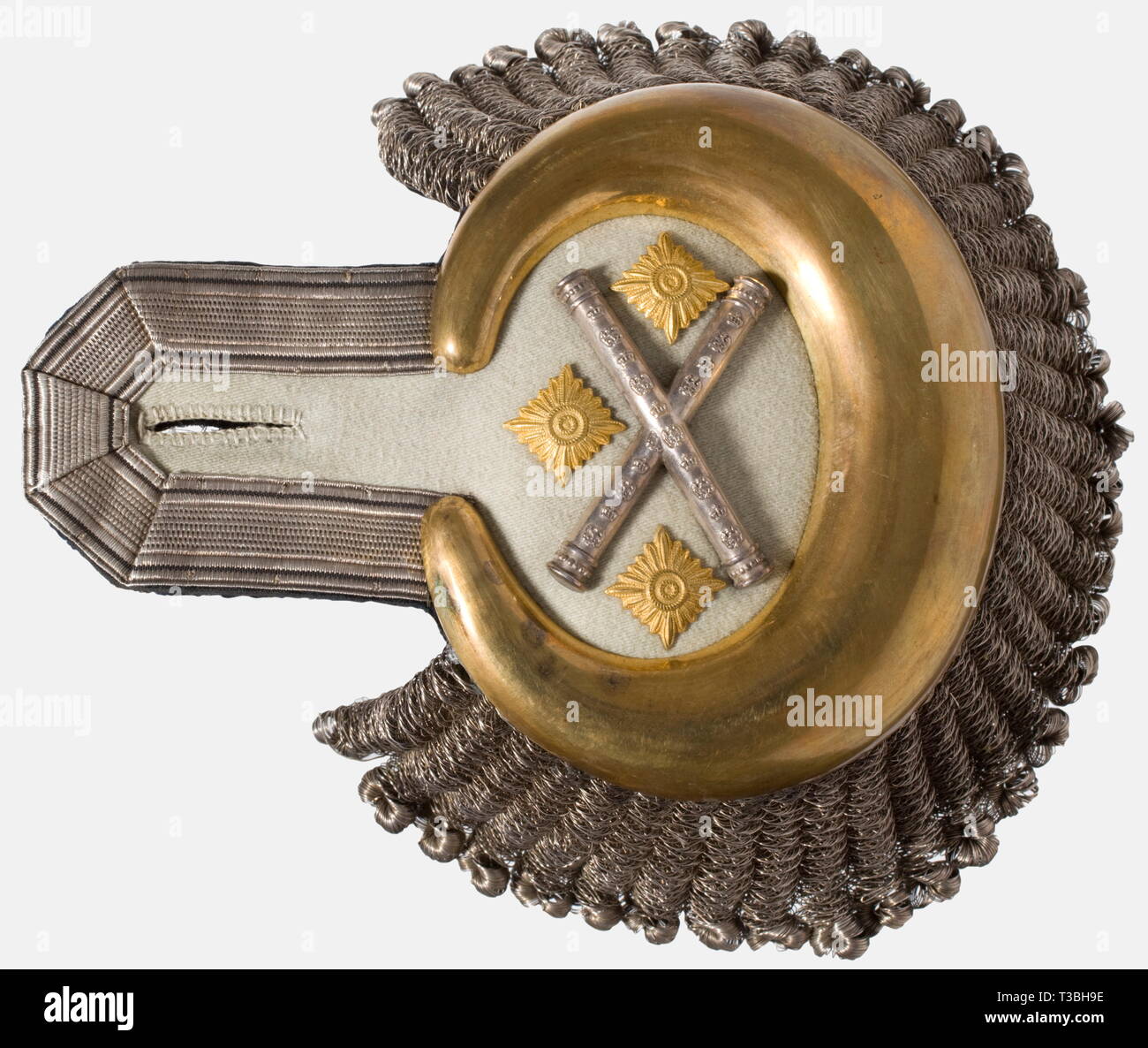 Le Prince Rupprecht de Bavière (1869 - 1855), une paire d'épaulettes pour un uniforme à la suite de la vie du régiment de cuirassiers de la Garde prussienne, Grand électeur n° 1 pour une épaulettes Le Generaloberst avec rang de maréchal de camp. Traversée de maréchal d'argent des matraques et trois golden stars rang sur un linge blanc champ. Croissants dorés, argent bullions, Black Velvet la sauvegarde. Une paire unique de l'épaule dans ce motif individuel. En 1916, le Prince Rupprecht est devenue une cuisine bavaroise et un maréchal prussien. Ils viennent avec le fort portant le label de l'Clearance-Info Additional-Rights, insig-Not-Available Banque D'Images