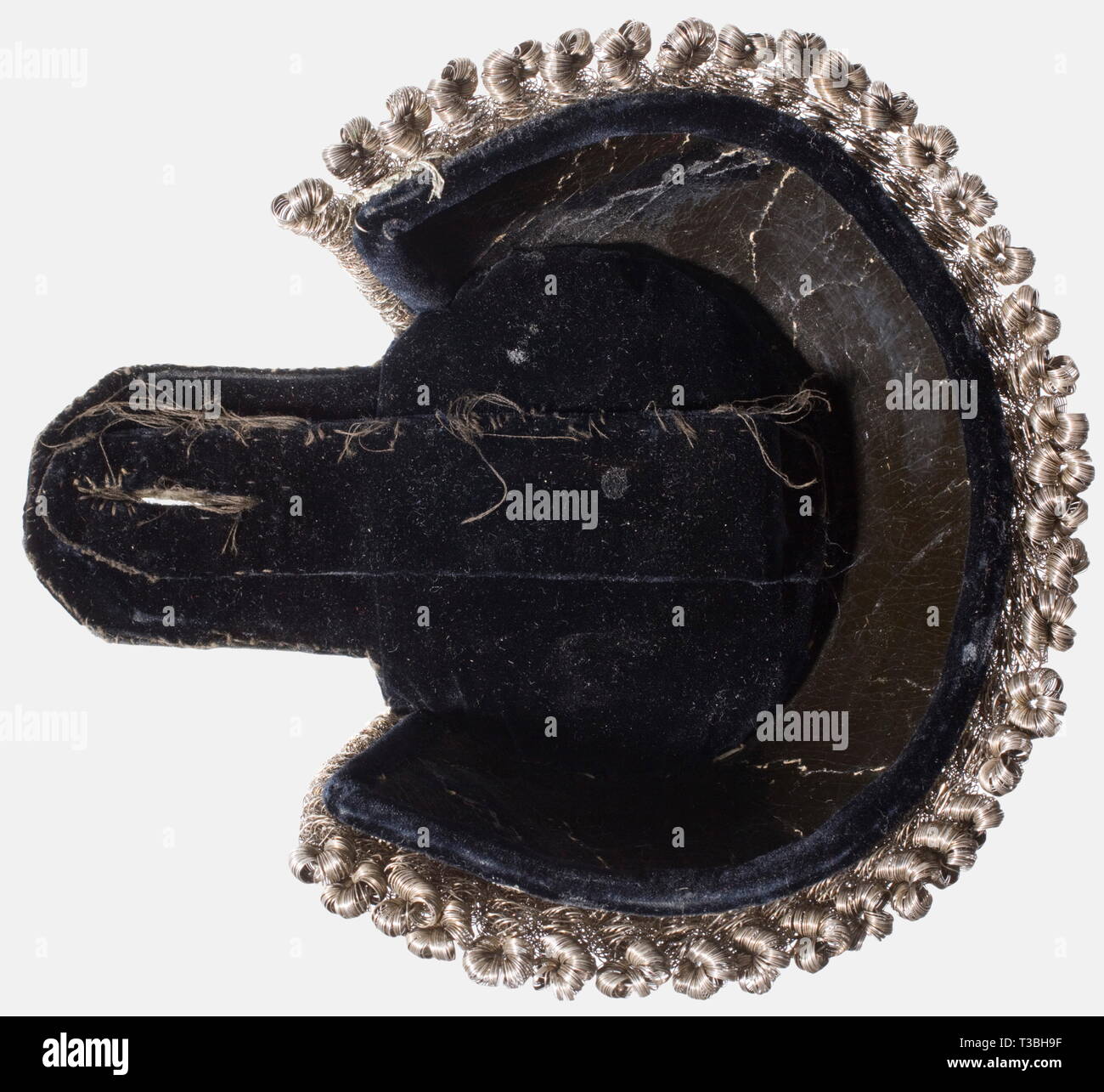 Le Prince Rupprecht de Bavière (1869 - 1855), une paire d'épaulettes pour un uniforme à la suite de la vie du régiment de cuirassiers de la Garde prussienne, Grand électeur n° 1 pour une épaulettes Le Generaloberst avec rang de maréchal de camp. Traversée de maréchal d'argent des matraques et trois golden stars rang sur un linge blanc champ. Croissants dorés, argent bullions, Black Velvet la sauvegarde. Une paire unique de l'épaule dans ce motif individuel. En 1916, le Prince Rupprecht est devenue une cuisine bavaroise et un maréchal prussien. Ils viennent avec le fort portant le label de l'Clearance-Info Additional-Rights, insig-Not-Available Banque D'Images