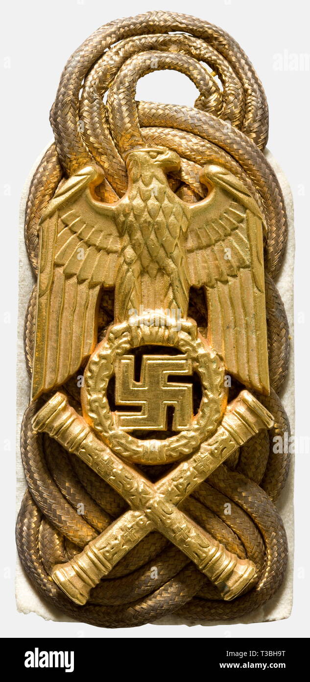 Hermann Göring, une paire d'épaulettes comme Reich Marshal tissé de trois cordons d'or à côté de l'autre sur un revêtement blanc, portant une partie blanche à l'avant au-dessus du marshal croisés des matraques. Argent massif massif moulé (pas de marque), fire-dorée, et poli sur les bords. De son uniforme lorsqu'il est fait prisonnier. Signes évidents d'usure. Cf. Johnson, la seconde guerre mondiale, "butin de guerre", vol. IV, p. 105. Extrêmement rare. Pour les victoires décisives de la Luftwaffe pendant la campagne de France et de souligner la position de Hermann Göring , Editorial-Use-seulement Banque D'Images