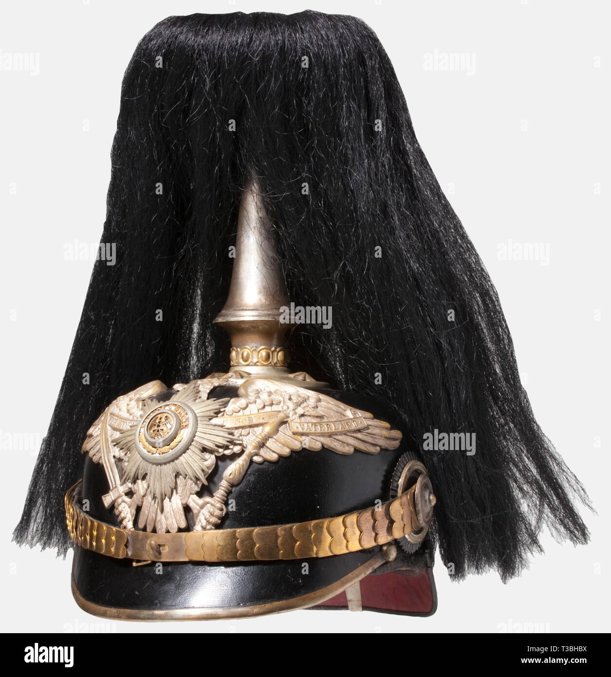 Un casque pour les officiers, de la Garde de fer prussien Pioneer ou laqués noir, bataillons, corps fibre fixations plaqué argent, protection de l'aigle. Le centre de la Garde côtière canadienne star est d'émail. Étoile Dorée vis et jugulaires à écailles de métal. Doublure de soie de remplacement. Avec le service spike, il est livré avec la chute de cheveux, buffalo noir panache avec un support plaqué argent. Bon état général, des signes de vieillissement et d'usure., historique, historique du 19e siècle, la Prusse, prussien, allemand, l'Allemagne, militaria, militaire, objet, objets, alambics, clipping, coupures, Additional-Rights Clearance-Info, c--Not-Available Banque D'Images