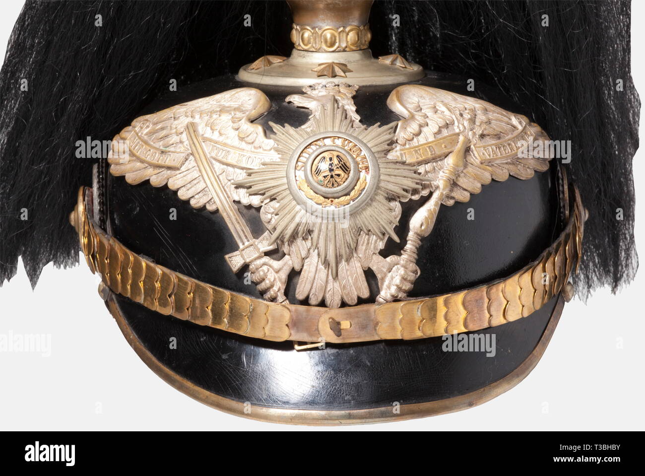 Un casque pour les officiers, de la Garde de fer prussien Pioneer ou laqués noir, bataillons, corps fibre fixations plaqué argent, protection de l'aigle. Le centre de la Garde côtière canadienne star est d'émail. Étoile Dorée vis et jugulaires à écailles de métal. Doublure de soie de remplacement. Avec le service spike, il est livré avec la chute de cheveux, buffalo noir panache avec un support plaqué argent. Bon état général, des signes de vieillissement et d'usure., historique, historique du 19e siècle, la Prusse, prussien, allemand, l'Allemagne, militaria, militaire, objet, objets, alambics, clipping, coupures, Additional-Rights Clearance-Info, c--Not-Available Banque D'Images