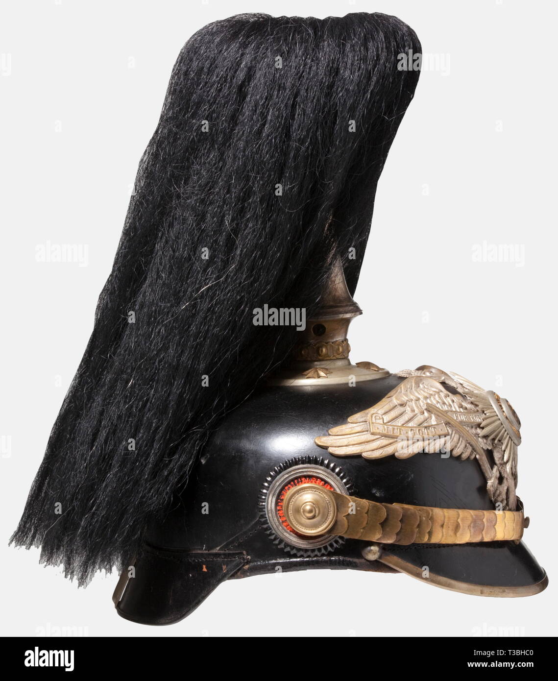 Un casque pour les officiers, de la Garde de fer prussien Pioneer ou laqués noir, bataillons, corps fibre fixations plaqué argent, protection de l'aigle. Le centre de la Garde côtière canadienne star est d'émail. Étoile Dorée vis et jugulaires à écailles de métal. Doublure de soie de remplacement. Avec le service spike, il est livré avec la chute de cheveux, buffalo noir panache avec un support plaqué argent. Bon état général, des signes de vieillissement et d'usure., historique, historique du 19e siècle, la Prusse, prussien, allemand, l'Allemagne, militaria, militaire, objet, objets, alambics, clipping, coupures, Additional-Rights Clearance-Info, c--Not-Available Banque D'Images