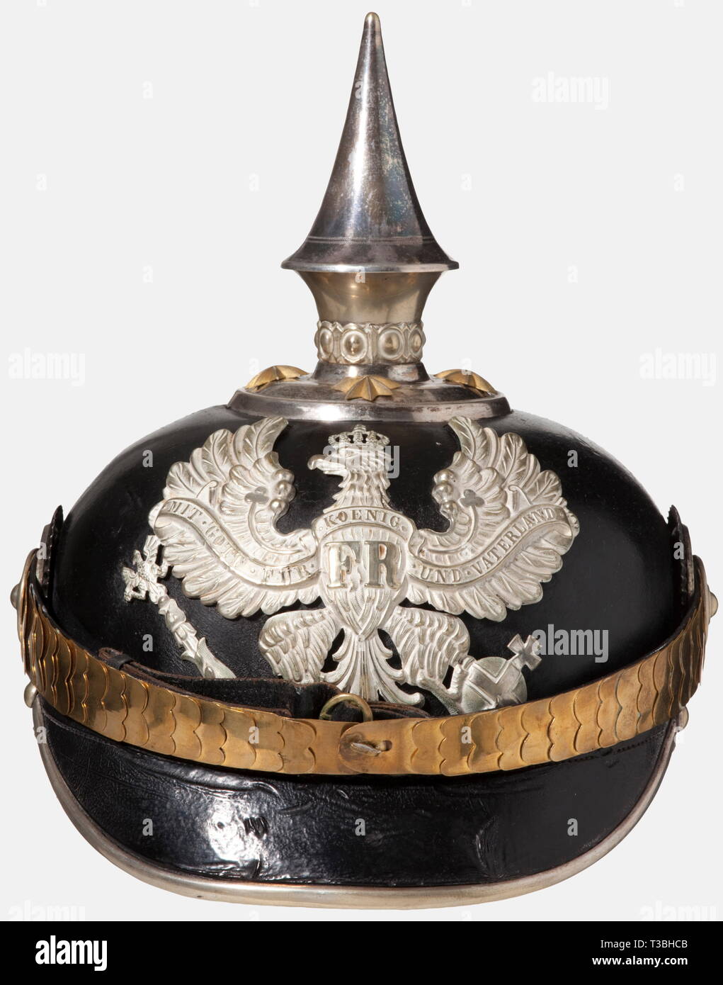 Un casque pour les officiers, de la ligne prussienne des bataillons de pionniers fibre en laque noire, corps supports plaqués argent. L'unité de la ligne blanche. Étoile Dorée vis et jugulaires à écailles de métal. L'agent des cocardes. De couleur Beige doublure soie côtelée, déchiré. Bon état général, des signes de vieillissement et d'usure., historique, historique du 19e siècle, la Prusse, prussien, allemand, l'Allemagne, militaria, militaire, objet, objets, alambics, clipping, coupures, cut out, cut-out, cut-outs, casque, casques, casque, headpieces, ustensile, pièce de l'équipement, les ustensiles, les headgea Additional-Rights, protection,-Clearance-Info-Not-Available Banque D'Images