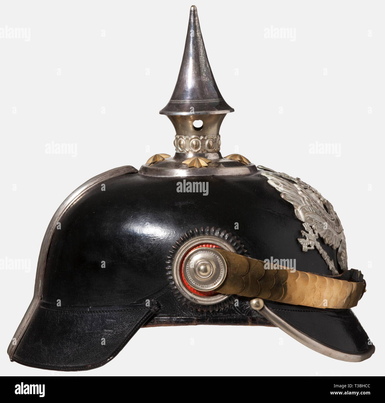 Un casque pour les officiers, de la ligne prussienne des bataillons de pionniers fibre en laque noire, corps supports plaqués argent. L'unité de la ligne blanche. Étoile Dorée vis et jugulaires à écailles de métal. L'agent des cocardes. De couleur Beige doublure soie côtelée, déchiré. Bon état général, des signes de vieillissement et d'usure., historique, historique du 19e siècle, la Prusse, prussien, allemand, l'Allemagne, militaria, militaire, objet, objets, alambics, clipping, coupures, cut out, cut-out, cut-outs, casque, casques, coiffures, coiffes, protection, protection, uniforme, uniforme, ustensile, morceau de, Additional-Rights Clearance-Info-Not-Available- Banque D'Images