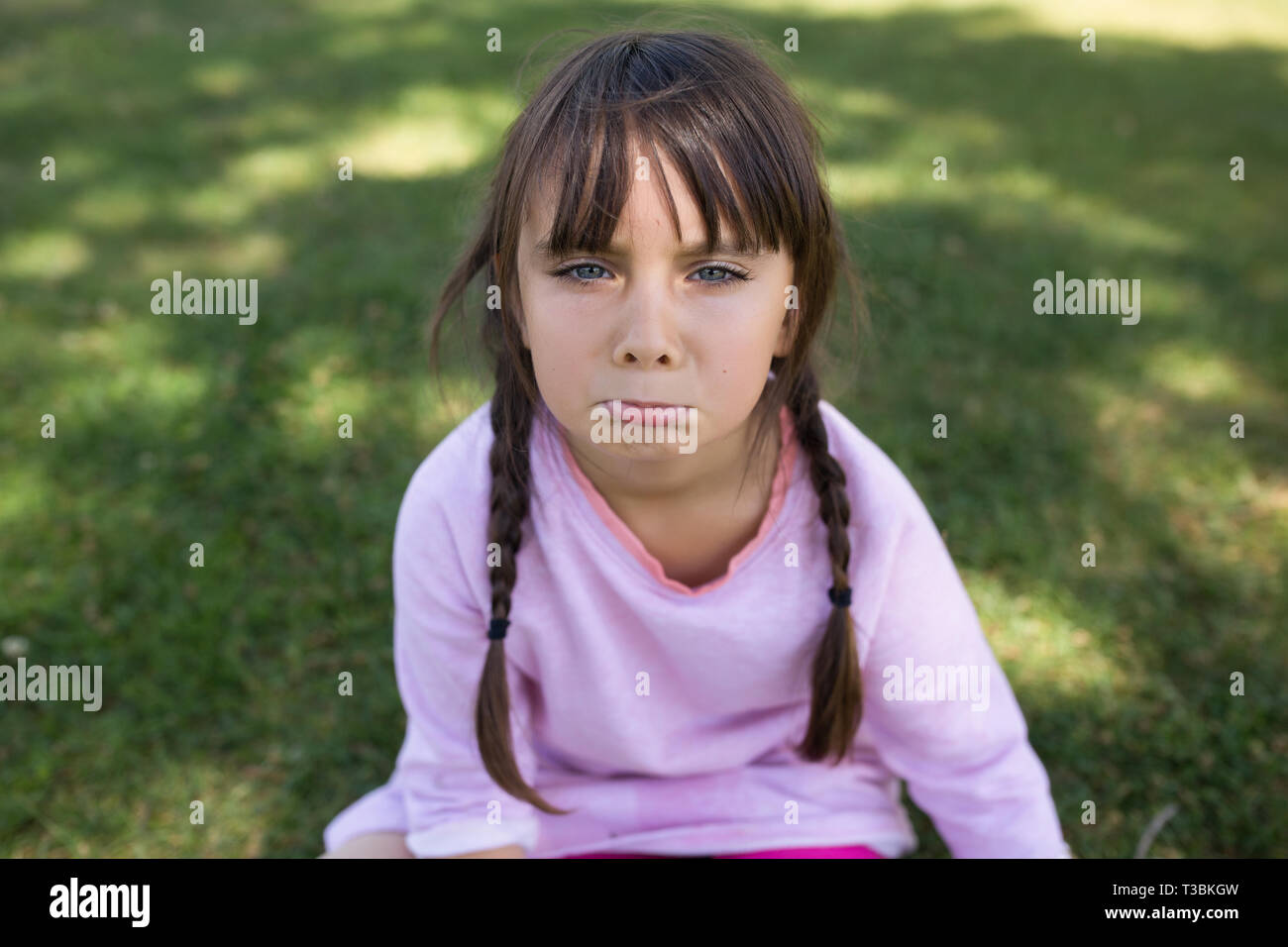 6-7 ans, fille de la pensée à l'extérieur. Banque D'Images