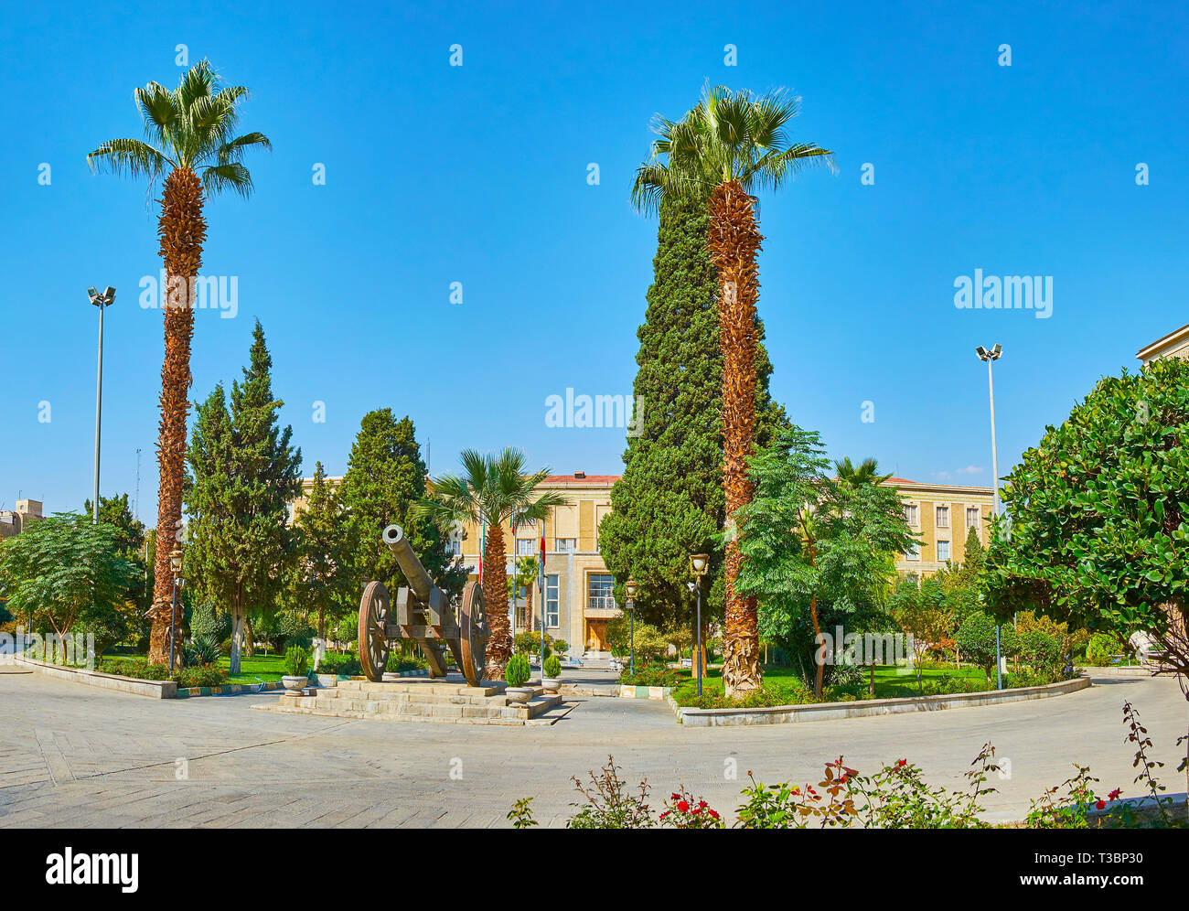 La végétation luxuriante de Bagh-e Melli jardin entoure les bâtiments du ministère des Affaires étrangères, Téhéran, Iran. Banque D'Images