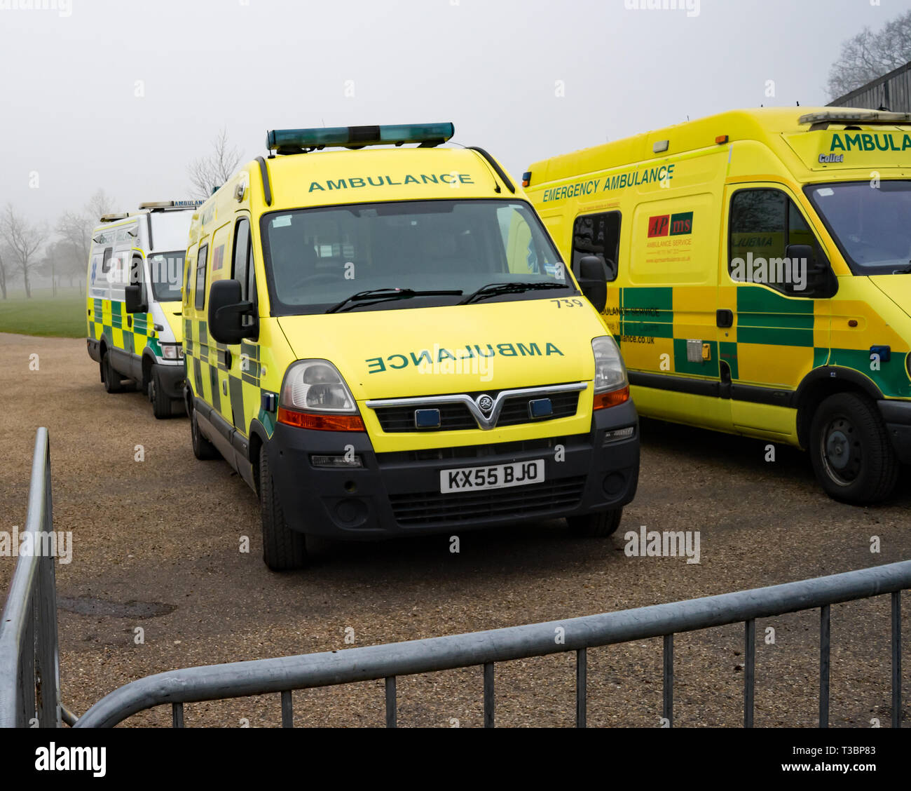 Les ambulances derrière les garde-corps et à l'écart avant le début de la demi-marathon de Norwich Banque D'Images