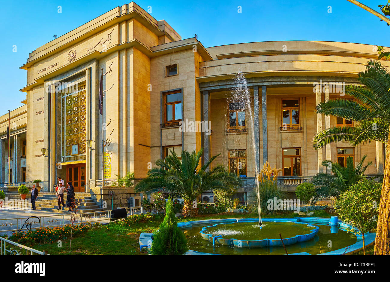 Téhéran, Iran - 25 octobre 2017 : Le beau jardin en face du Musée national avec de luxuriants palmiers, de fleurs et de fontaines, le 25 octobre je Banque D'Images
