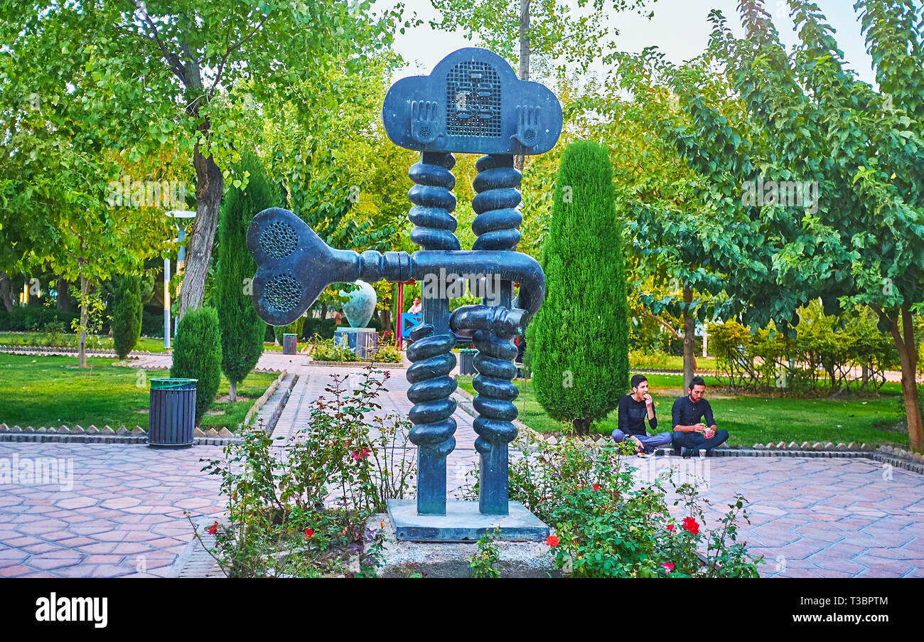 Téhéran, Iran - le 10 octobre 2017 : la sculpture moderne décore l'Allée des Artistes (Honarmandan luxuriant parc), situé dans la rue Iranshahr, sur Octobre Banque D'Images