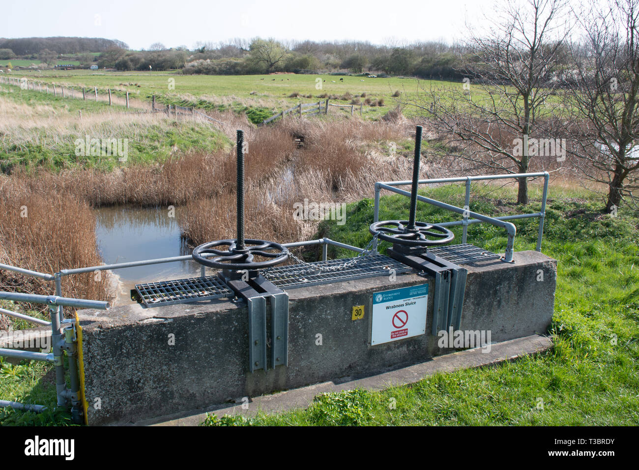 Suffolk Wrabness Uk - 1 Avril 2019 : vannes de contrôle d'inondation utilisée pour la gestion de l'eau Banque D'Images