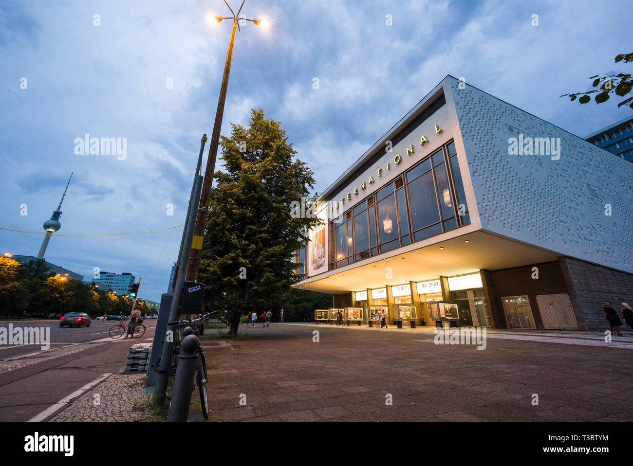 Berlin. L'Allemagne. Kino International Cinema sur Karl Marx Allee. Conçu par Josef Kaiser et Heinz Aust, ouvert en 1963. Banque D'Images
