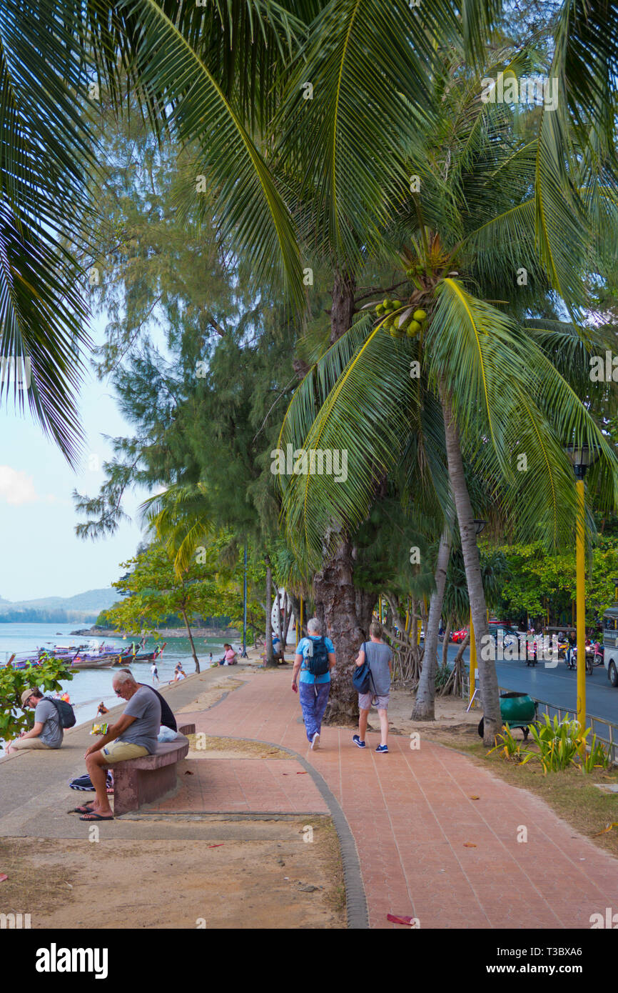 Promenade en bord de mer, Ao Nang, province de Krabi, Thaïlande Banque D'Images