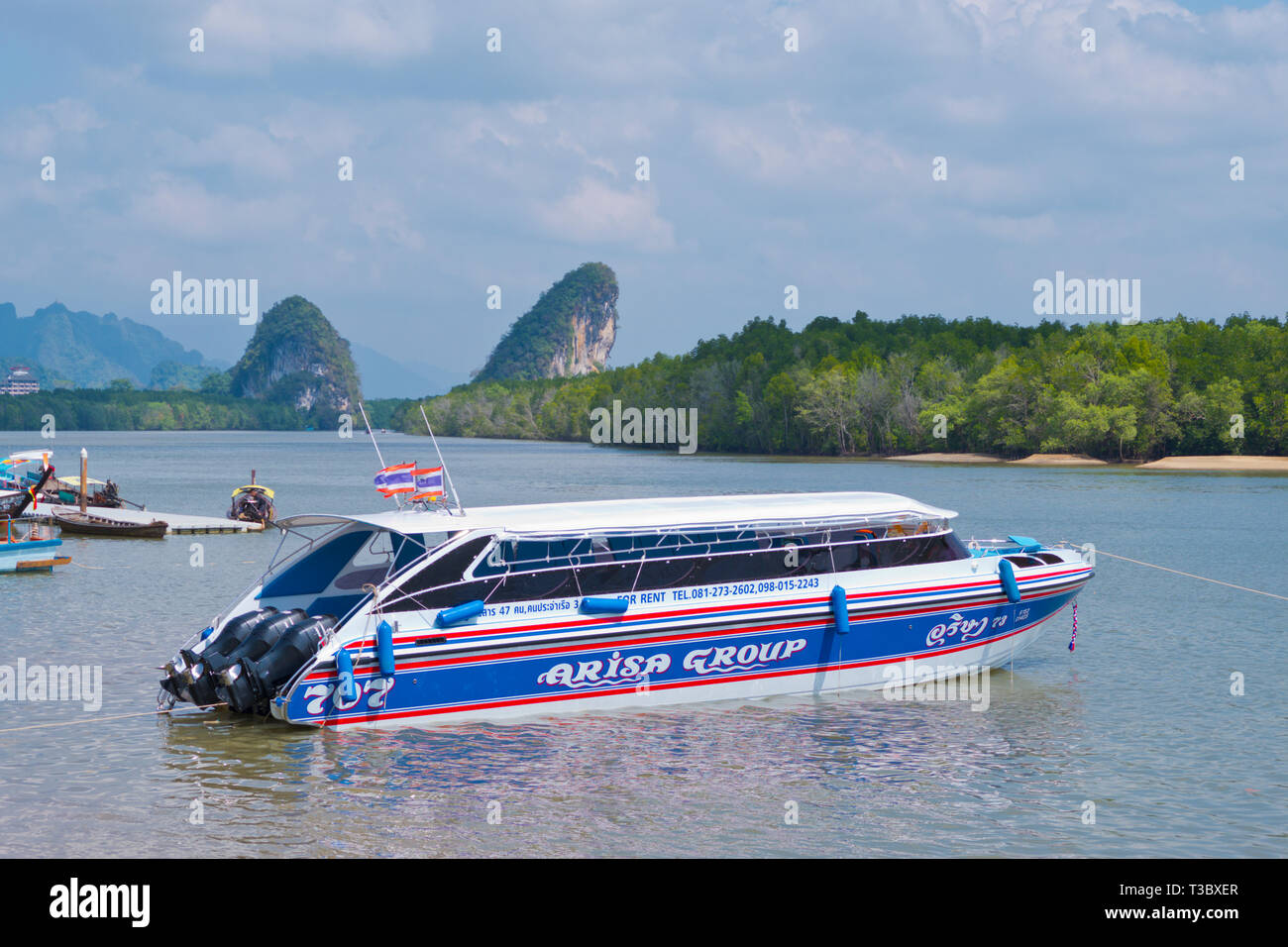 Bateau de vitesse pour les grands groupes, Maenam river, la ville de Krabi, Thaïlande Banque D'Images